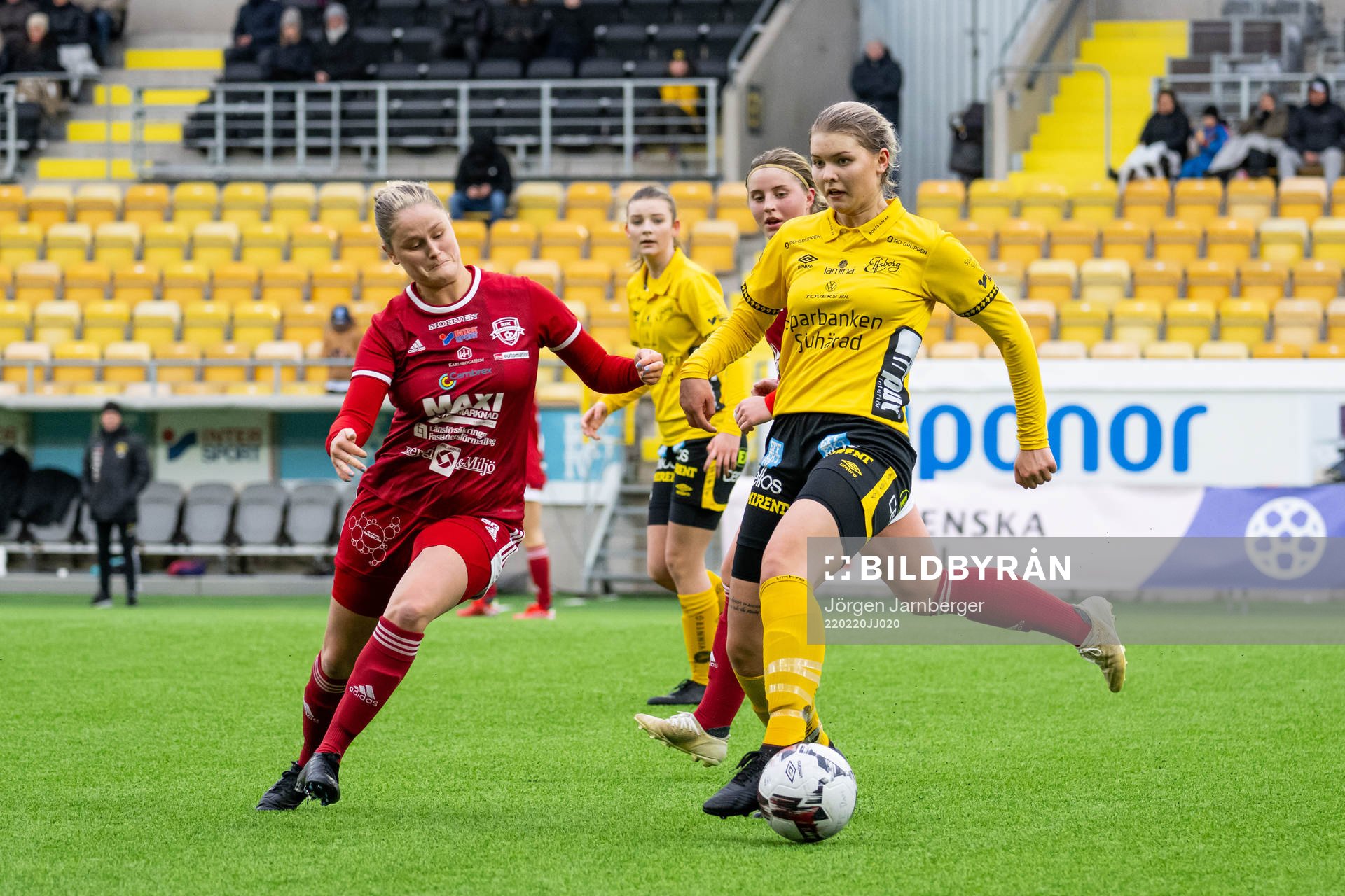 Rävåsens Amanda Jansson och Elfsborgs Elin Dahl under träningsmatchen i fotboll mellan Elfsborg och Rävåsen den 20 februari 2022 i Borås.