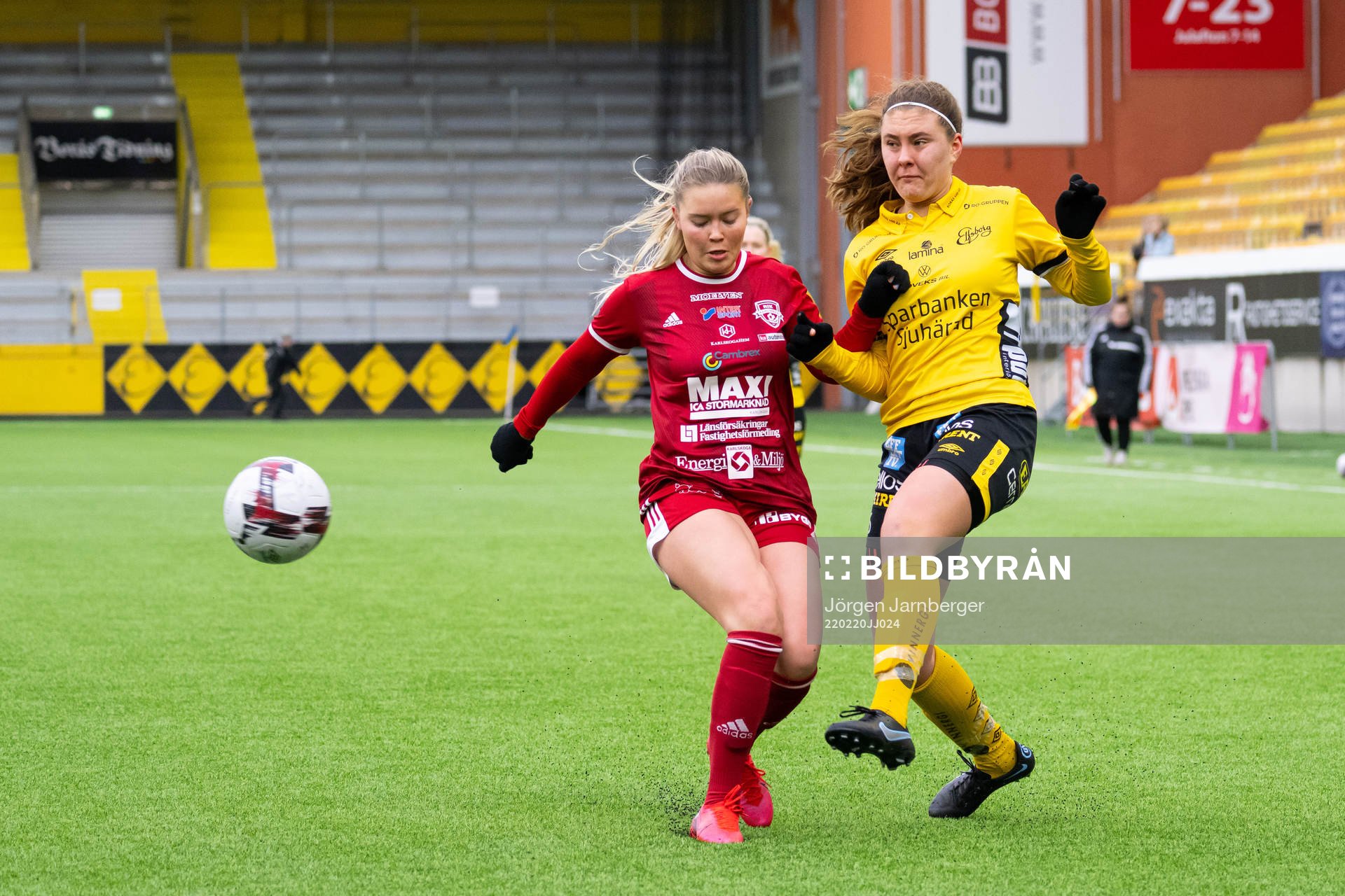 Rävåsens Izabell Johansson och Elfsborgs Olivia Gurtata