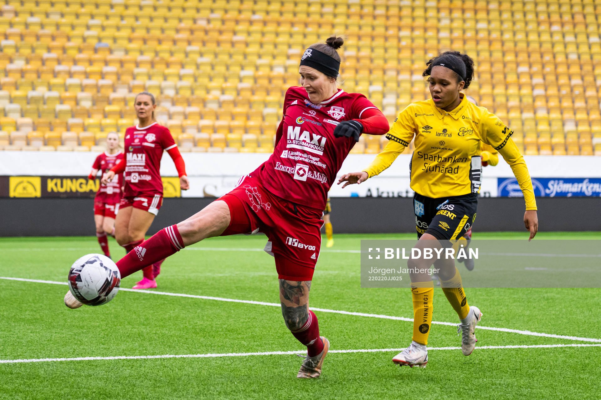 Rävåsens Hanna Sahlén och Elfsborgs Vanessa Lopez under träningsmatchen i fotboll mellan Elfsborg och Rävåsen den 20 februari 2022 i Borås.