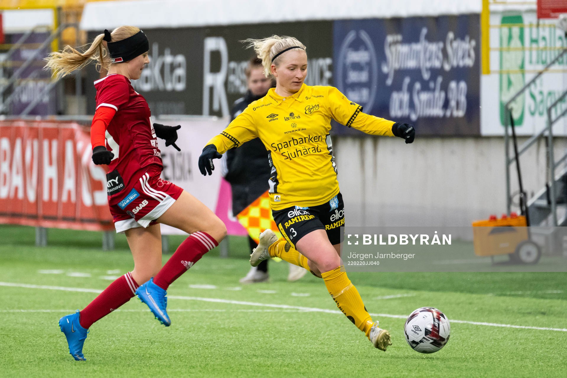 Rävåsens Isabelle Olsson och Elfsborgs Fanny Johansson