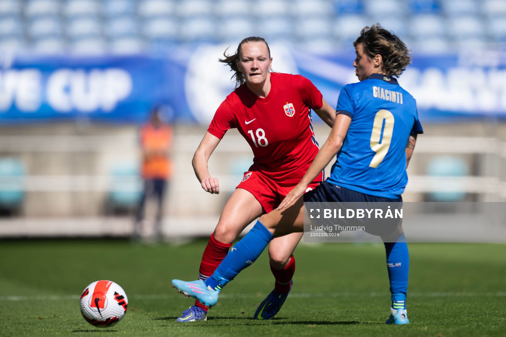 Frida Leonhardsen Maanum of Norway and Valentina Gicinti of