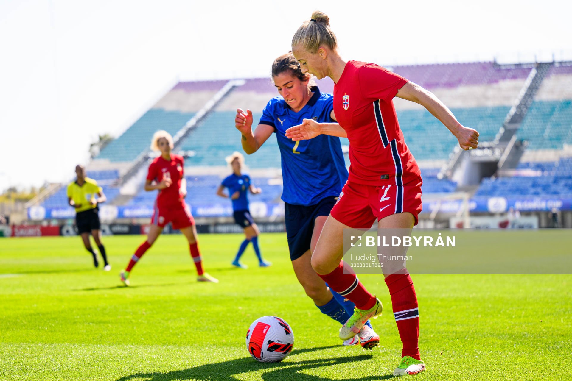 Anja Sønstevold of Norway and Valentina Bergamaschi of Italy during the Algarve Cup football match between Italy and Norway on February 20, 2022 in Faro.