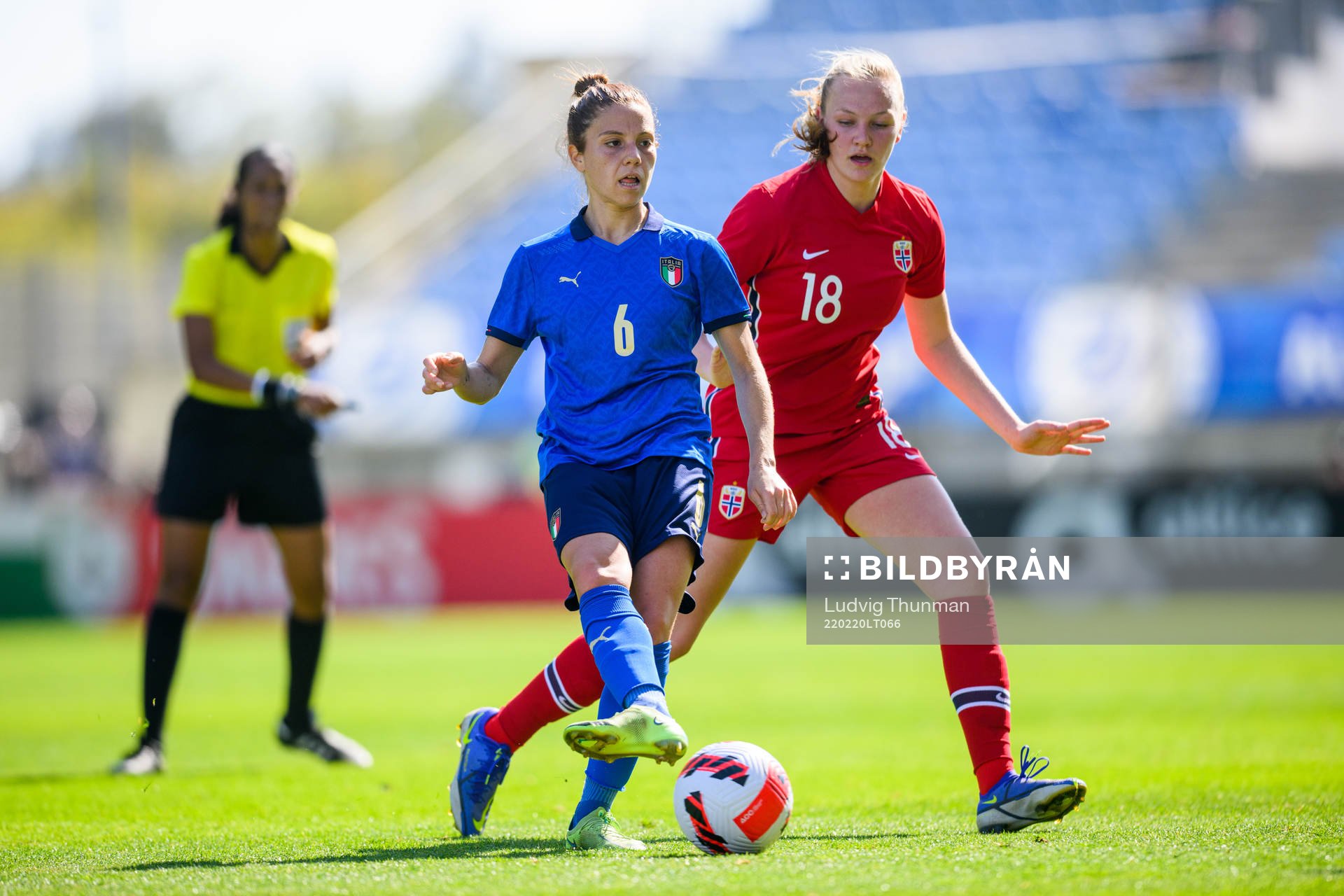 Manuela Giugliano of Italy and Frida Leonhardsen Maanum of