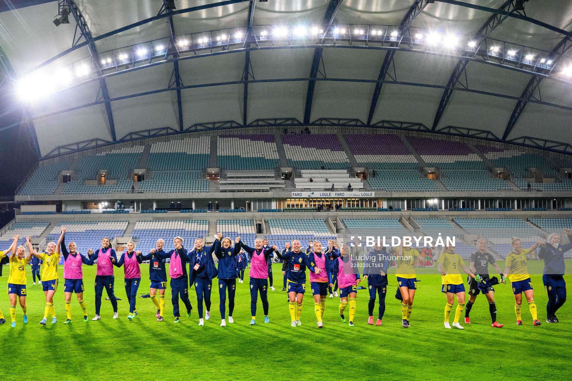 Player of Sweden thank the crowd after the Algarve Cup football match between Portugal and Sweden on February 20, 2022 in Faro. 