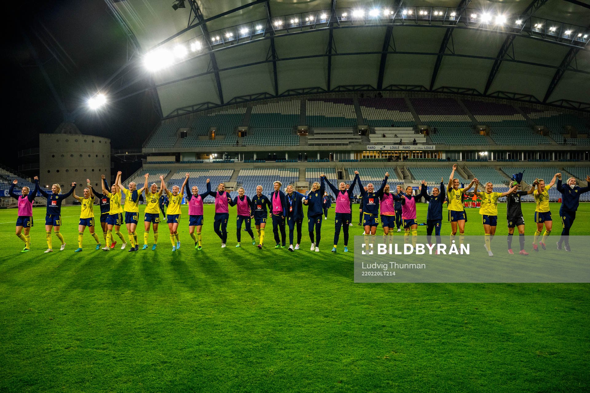 Players of Sweden thank the spectators after the Algarve Cup football match between Portugal and Sweden on February 20, 2022 in Faro.