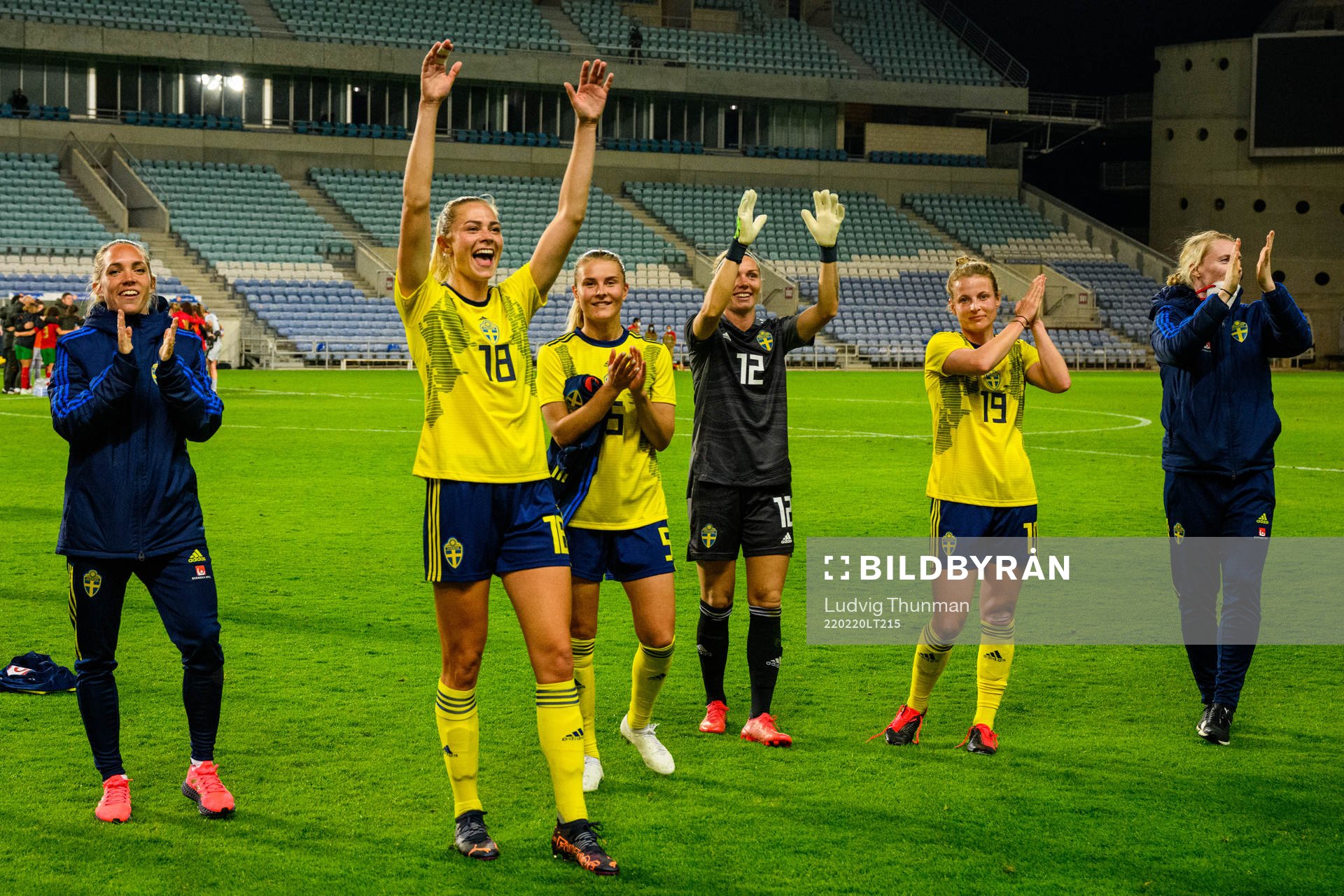 Fridolina Rolfö of Sweden thank the spectators