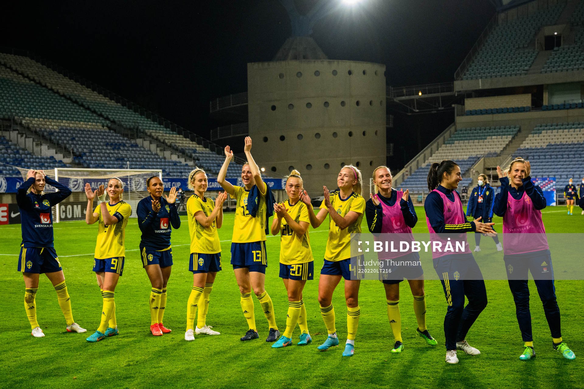 Players of Sweden thank the spectators after the Algarve Cup football match between Portugal and Sweden on February 20, 2022 in Faro.