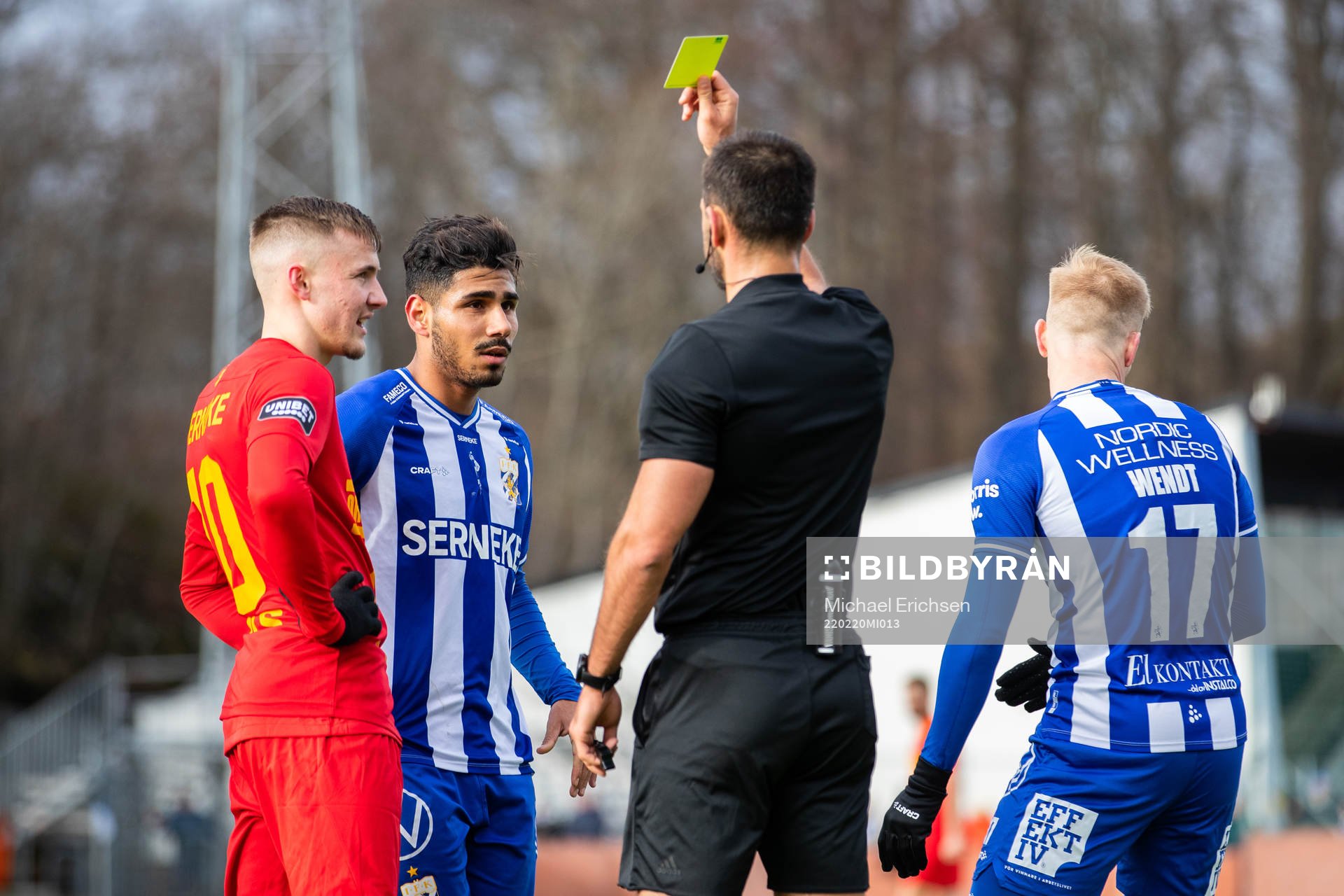 Domare Kristoffer Karlsson ger gult kort till IFK