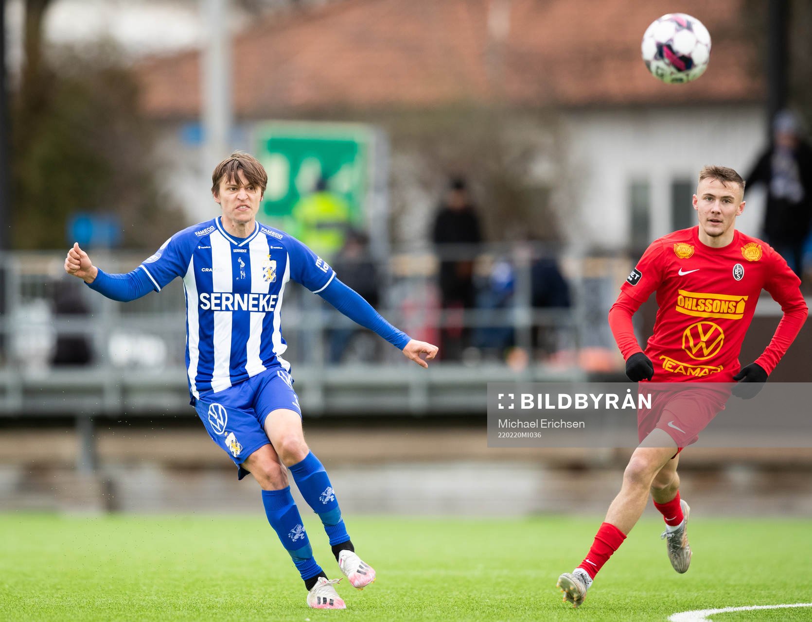 IFK Göteborgs Noah Alexandersson och Landskronas Melker Heier under fotbollsmatchen i Svenska Cupen mellan IFK Göteborg och Landskrona den 20 februari 2022 i Göteborg.