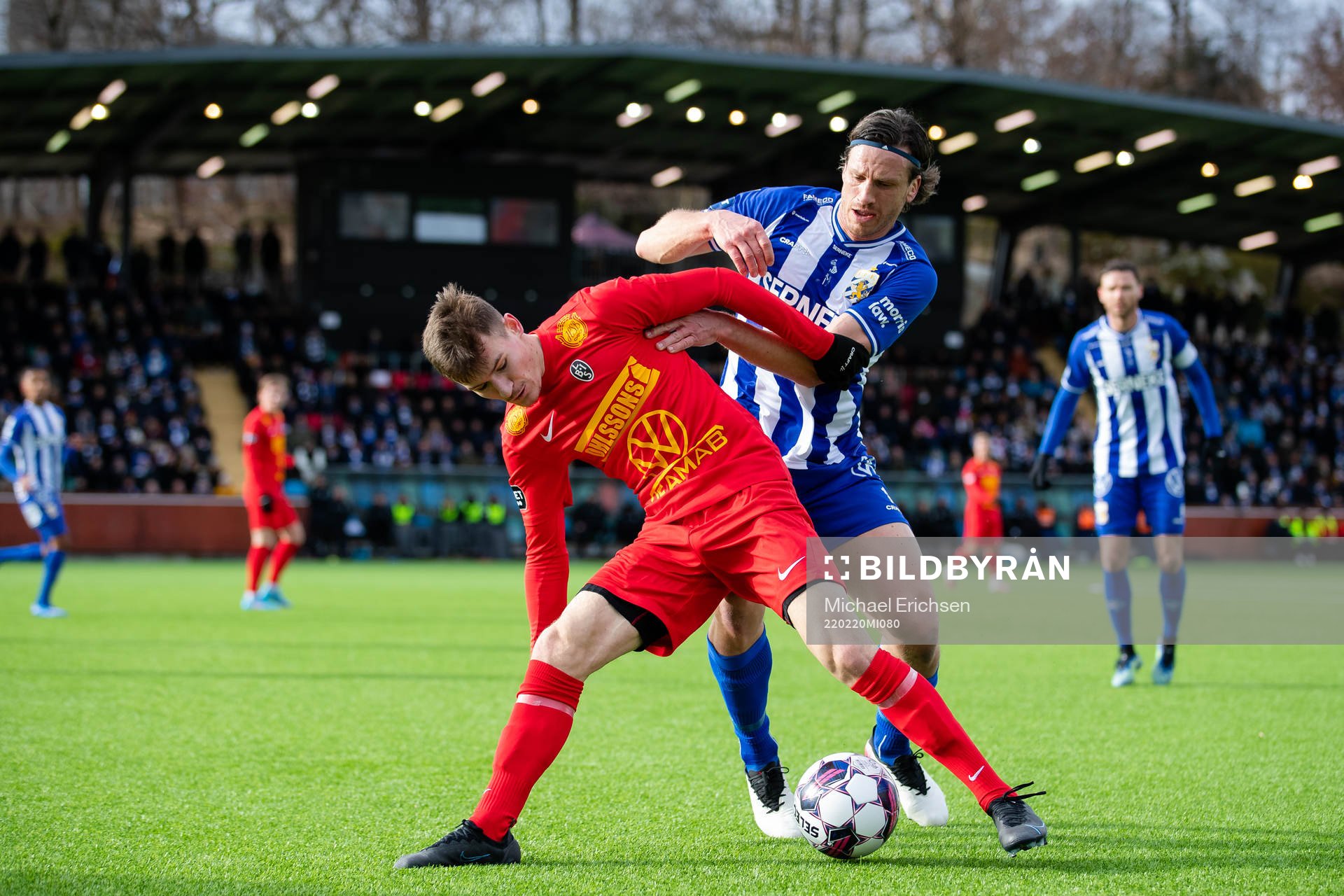 Landskronas Robin Dzabic och IFK Göteborgs Gustav Svensson