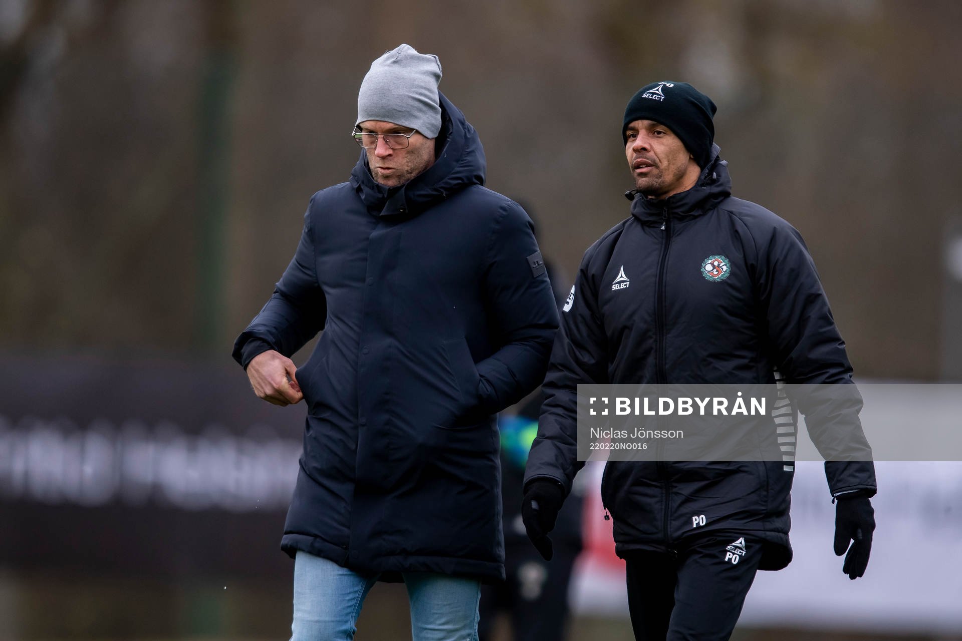 Örebros tränare Joel Cedergren och assisterande tränare Paul Olausson under fotbollsmatchen i Svenska Cupen mellan Eskilsminne och Örebro den 20 februari 2022 i Helsingborg.