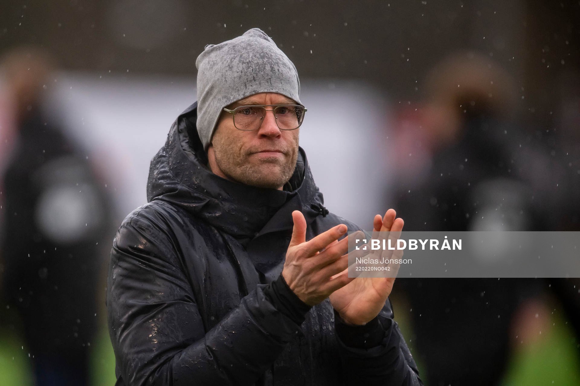 Örebros tränare  Joel Cedergren tackar publiken