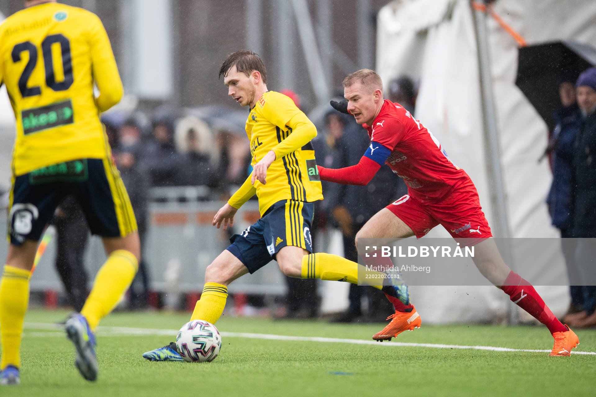 Ängelholms Edvin Nilsson och Värnamos Freddy Winsth under fotbollsmatchen i Svenska Cupen mellan Ängelholm och Värnamo den 20 februari 2022 i Ängelholm.