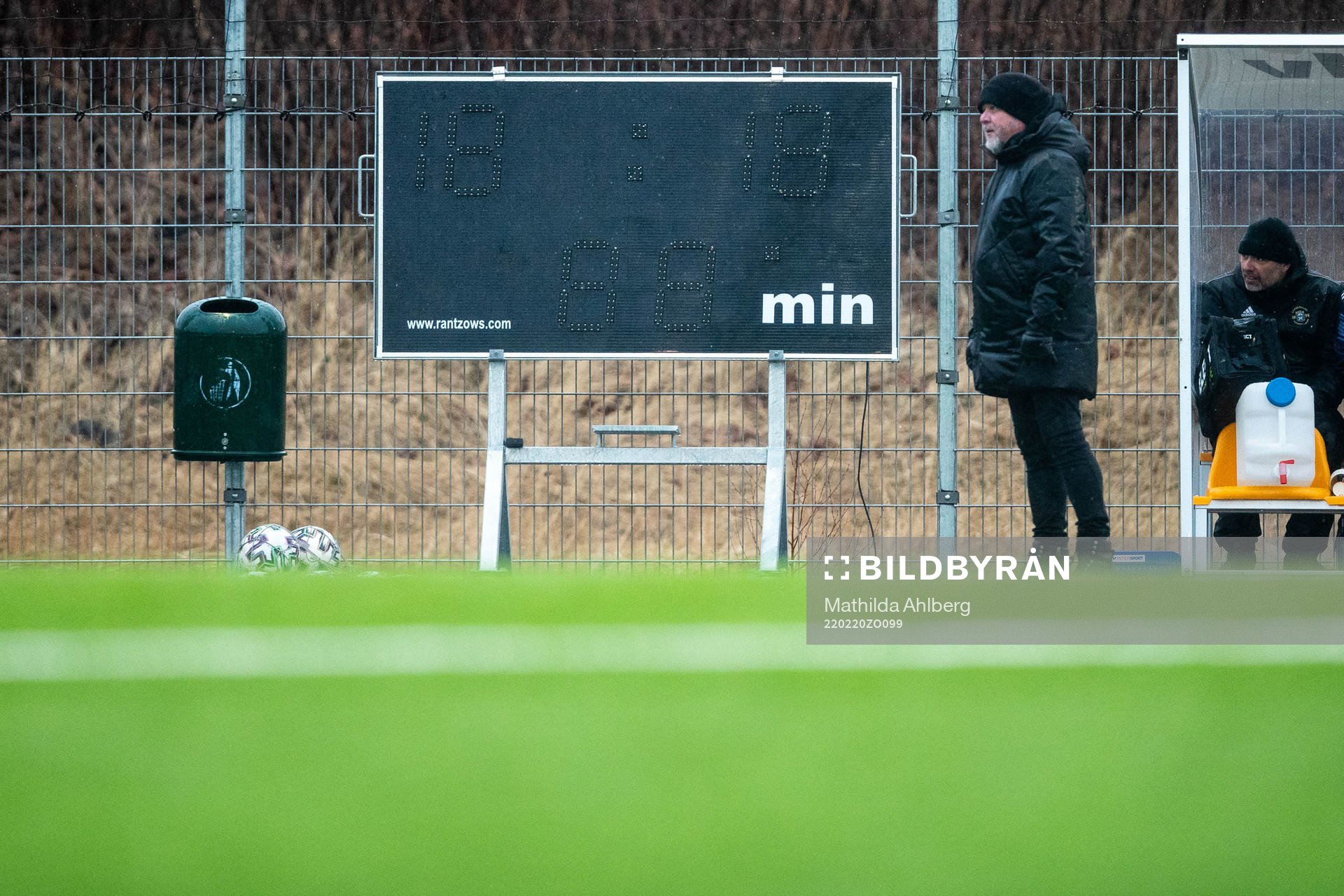 Ängelholms tränare Roar Hansen bredvid resultat tavla som slocknat under fotbollsmatchen i Svenska Cupen mellan Ängelholm och Värnamo den 20 februari 2022 i Ängelholm.