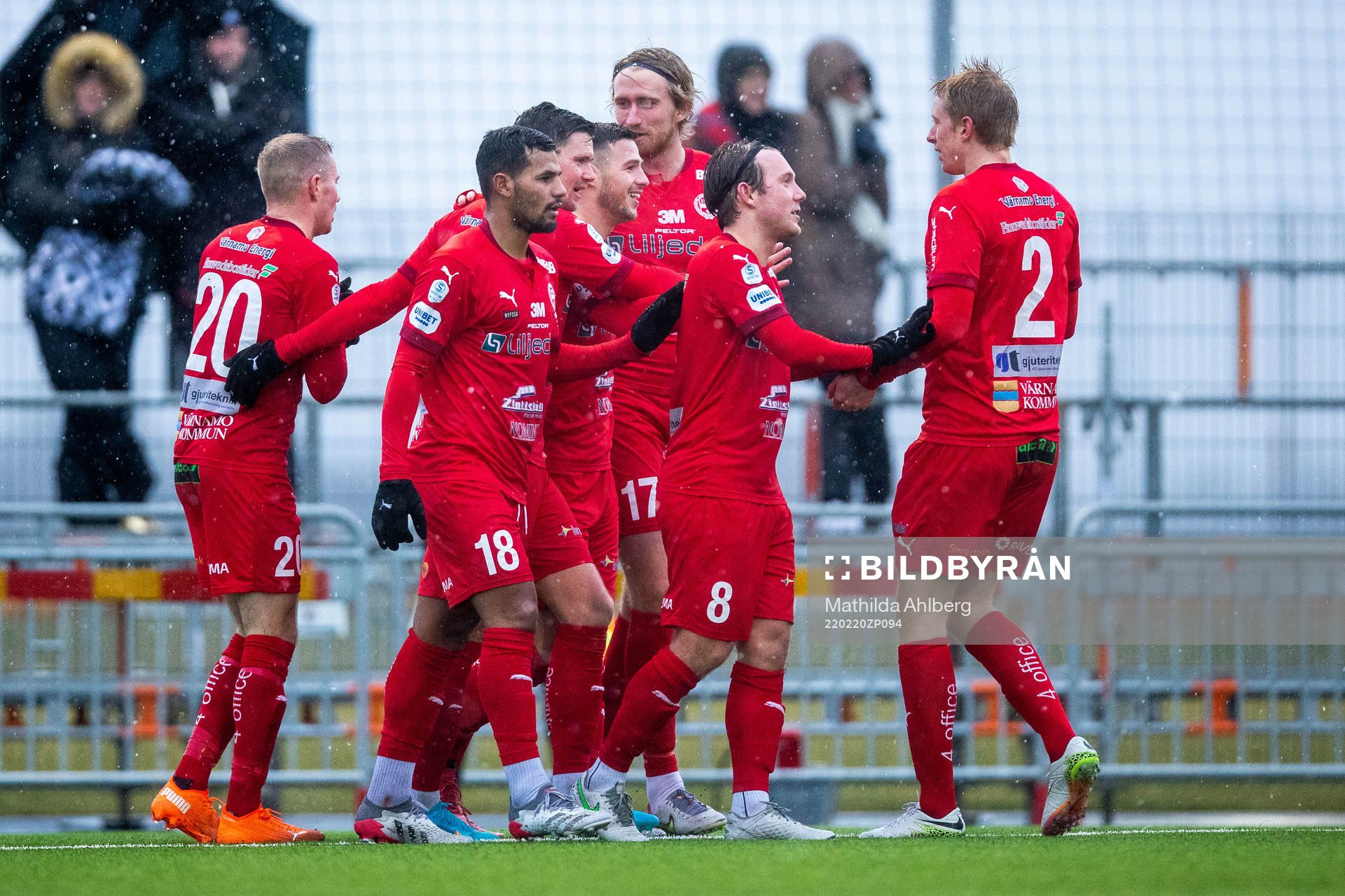 Värnamos spelare jublar efter 0-2 av Haris Avdiu ( i mitten) under fotbollsmatchen i Svenska Cupen mellan Ängelholm och Värnamo den 20 februari 2022 i Ängelholm.