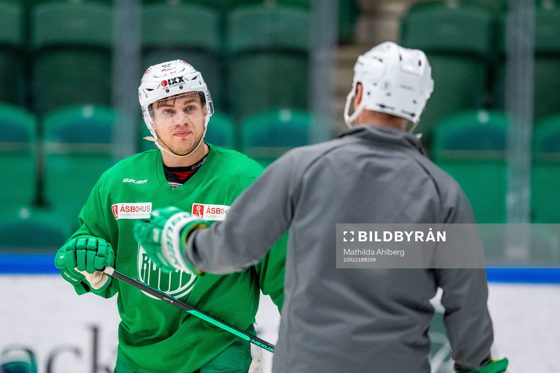 Leon Bristedt i samtal med tränare Cam Abbott