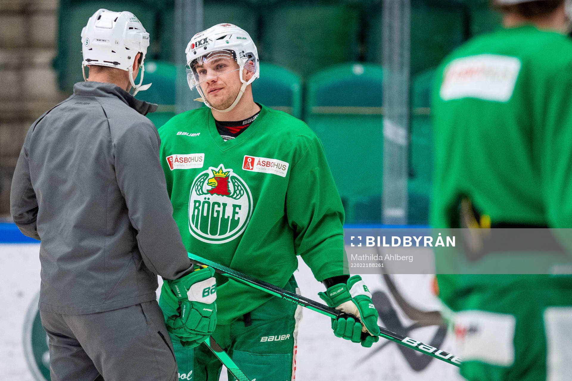 Leon Bristedt i samtal med tränare Cam Abbott