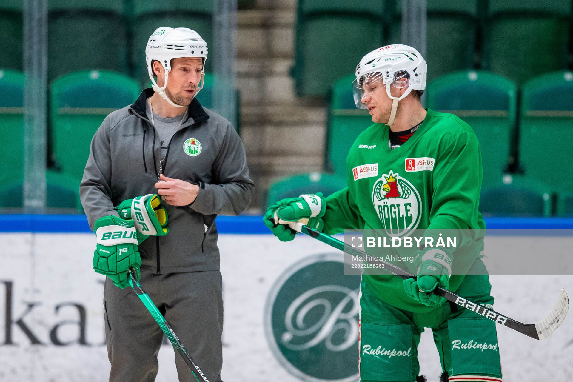 Leon Bristedt i samtal med tränare Cam Abbott