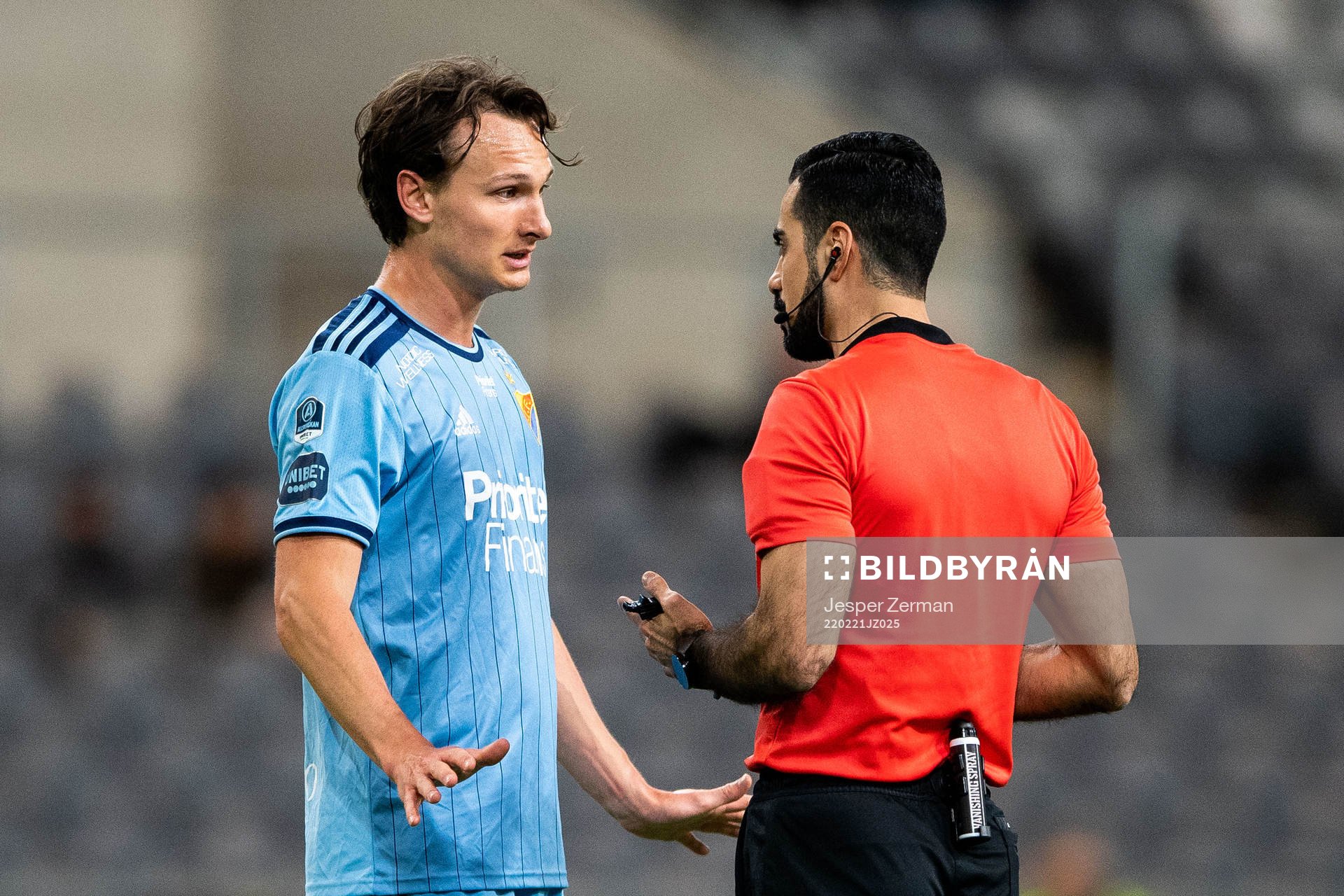 Djurgårdens Hjalmar Ekdal i samtal med domare Mohammed