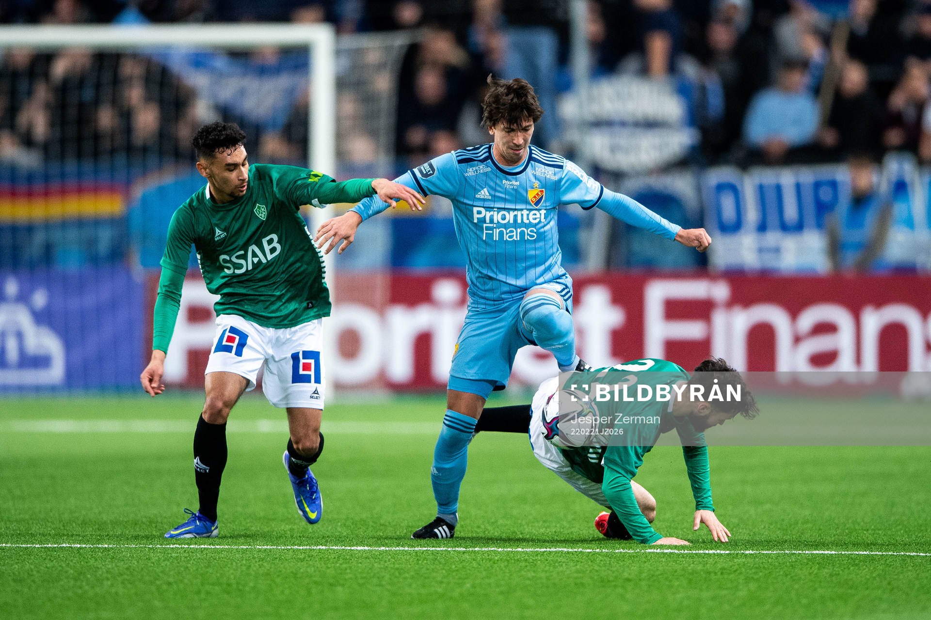 Brages Joakim Persson och Jonathan Syberg Tamimi i duell med Djurgårdens Gustav Wikheim under fotbollsmatchen i Svenska Cupen mellan Djurgården och Brage den 21 februari 2022 i Stockholm.