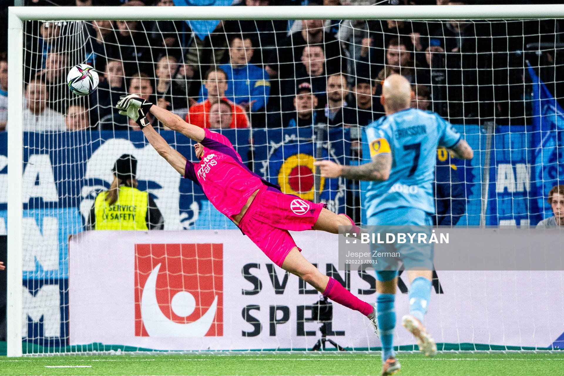 Djurgårdens målvakt Jacob Widell Zetterström räddar
