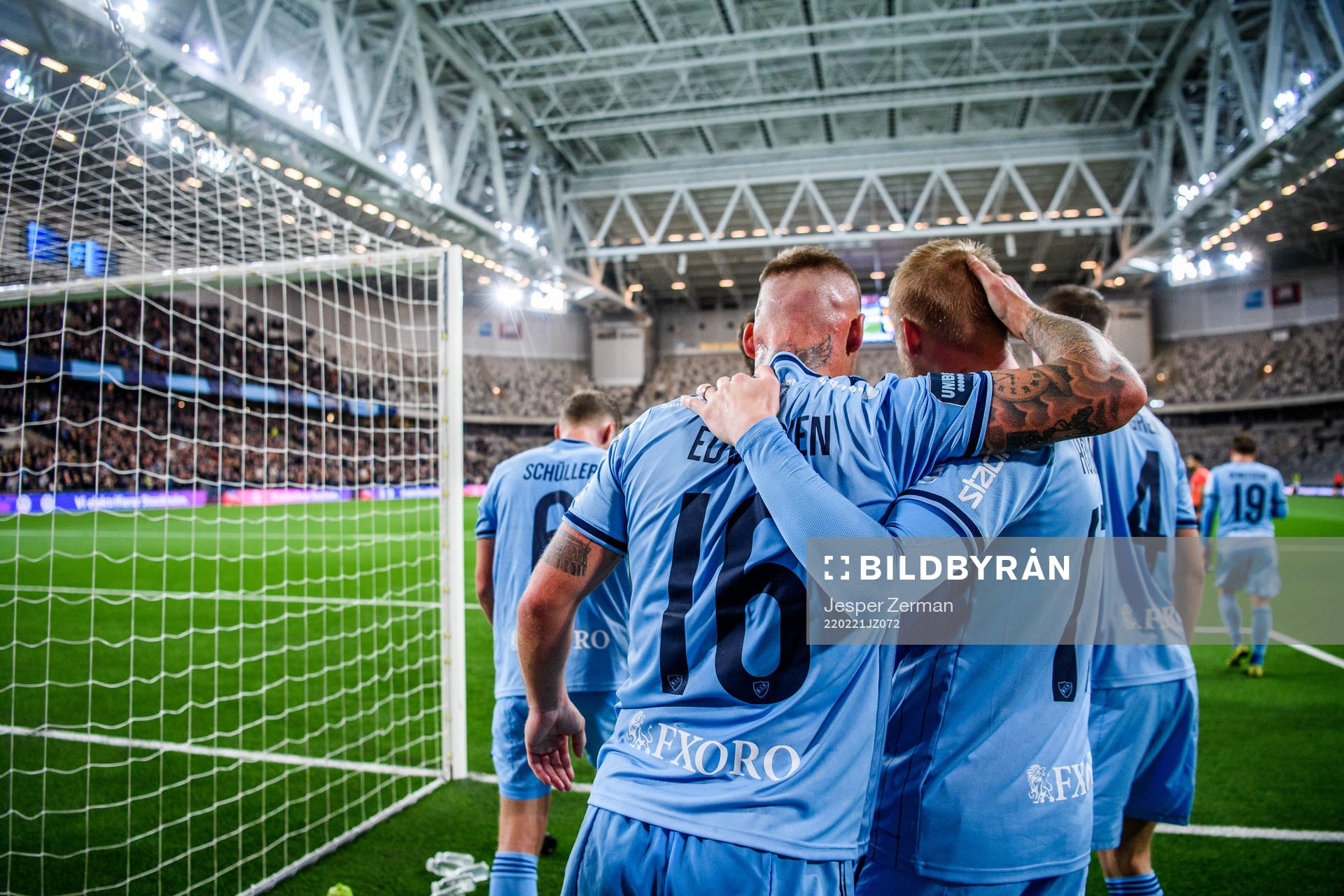 Djurgårdens Victor Edvardsen jublar tillsammans med Kalle Holmberg efter 1-0 under fotbollsmatchen i Svenska Cupen mellan Djurgården och Brage den 21 februari 2022 i Stockholm.