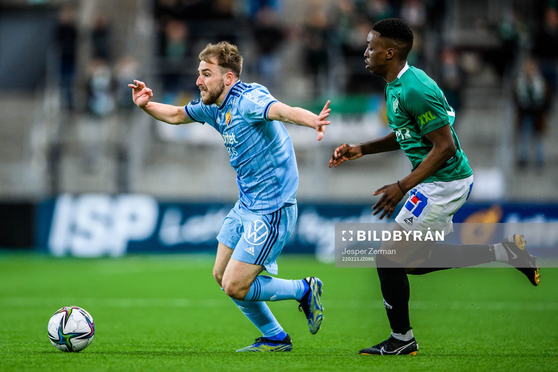 Djurgårdens Albion Ademi och Brages Samouil Izountouemoi
