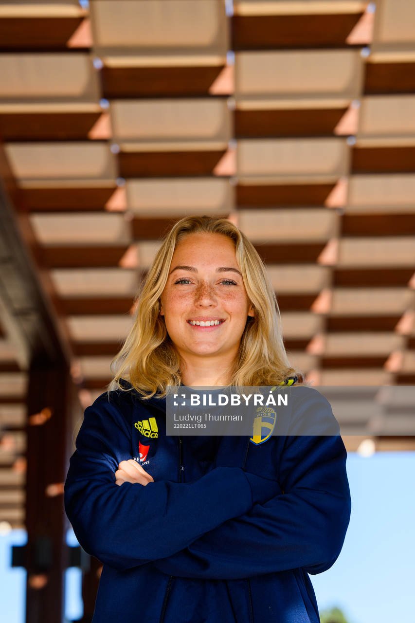 Hanna Bennison pose for a portrait