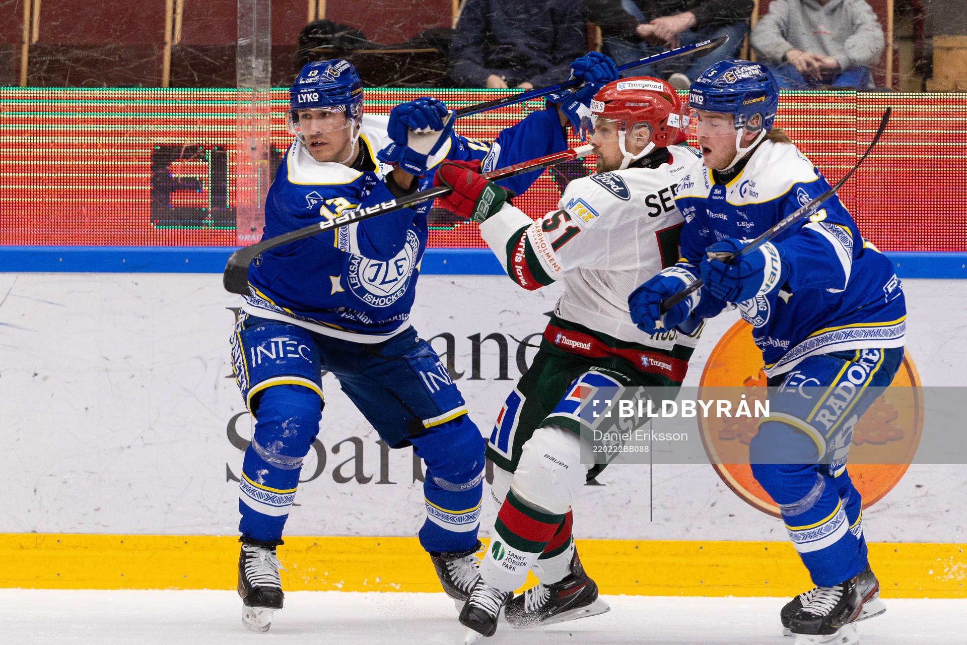 Frölundas Mats Rosseli Olsen i en kamp mot Leksands Jon