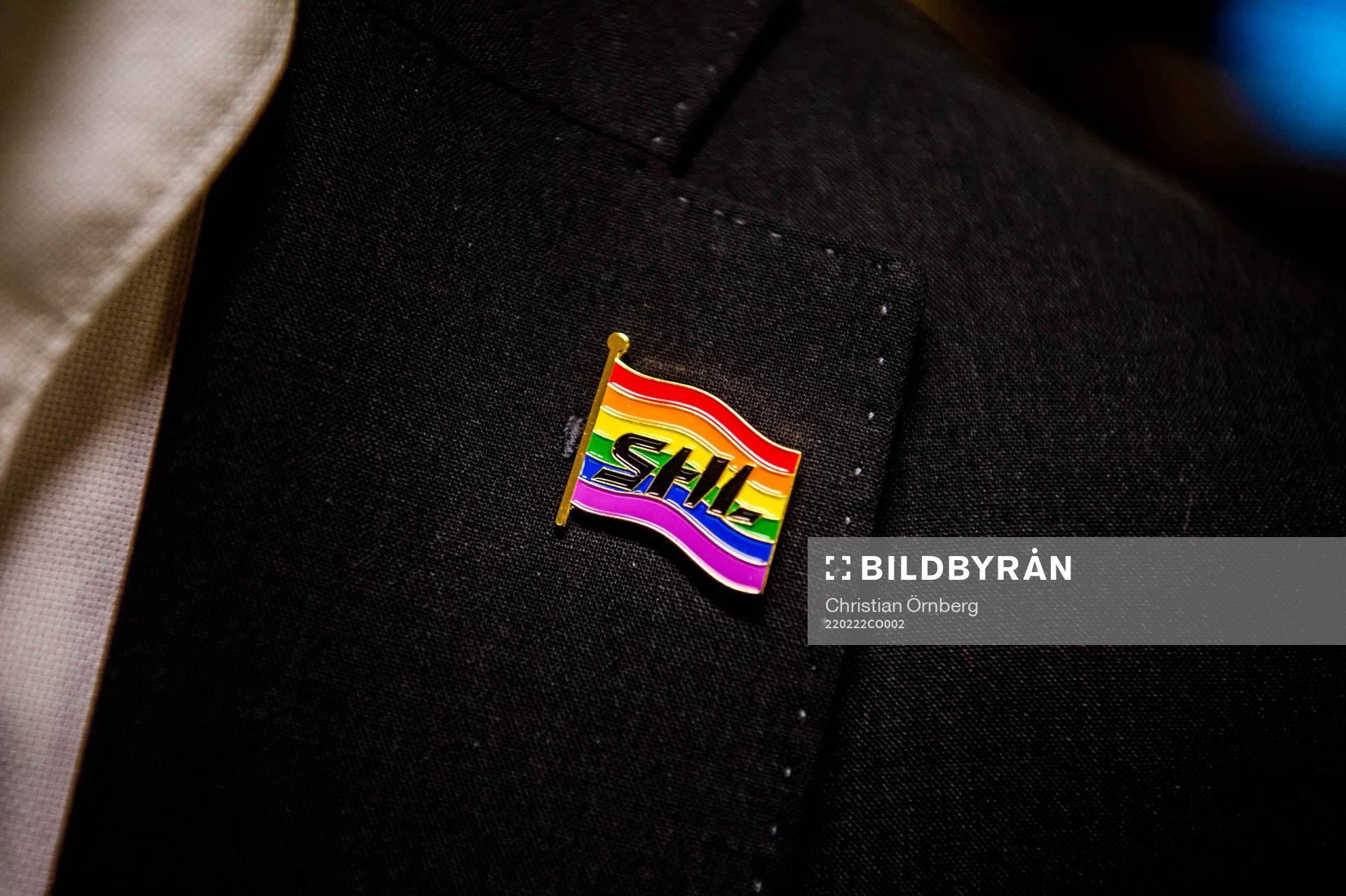 SHL pride-pin på kavaj innan ishockeymatchen i SHL mellan