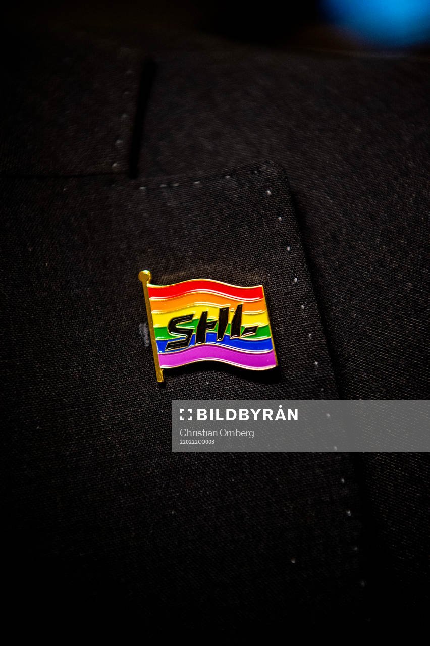 SHL pride-pin på kavaj innan ishockeymatchen i SHL mellan