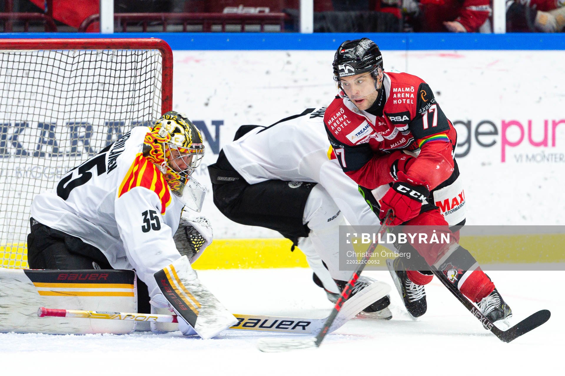 Malmö Redhawks Pathrik Westerholm oroar framför Brynäs
