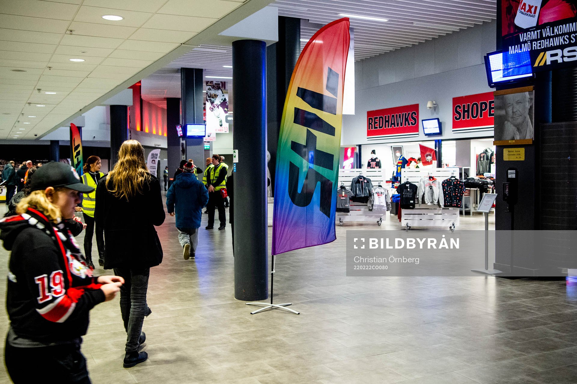 Pride flagga i Malmö arena innan ishockeymatchen i SHL
