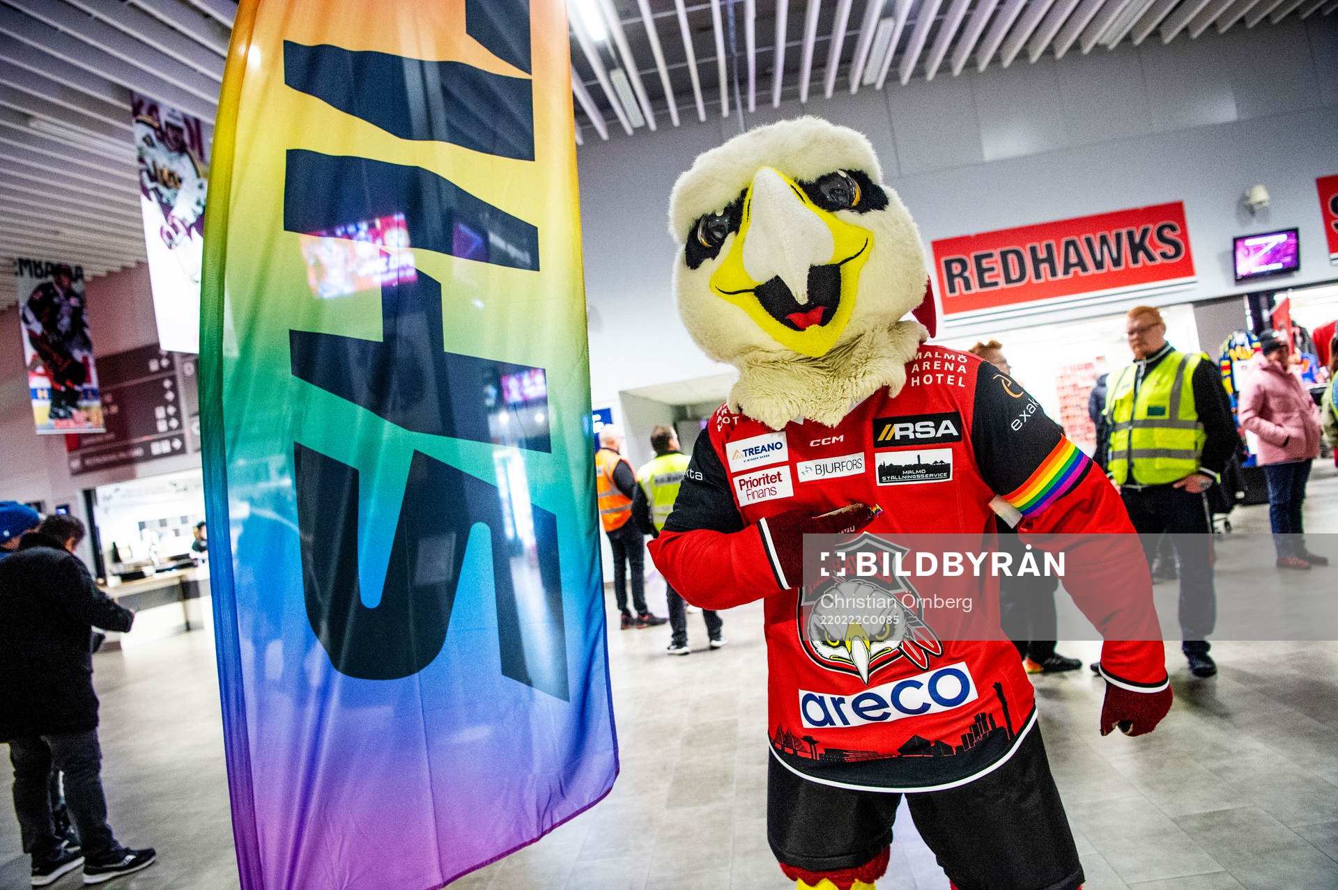 Malmö Redhawks maskot Hawkan med en prideflagga innan