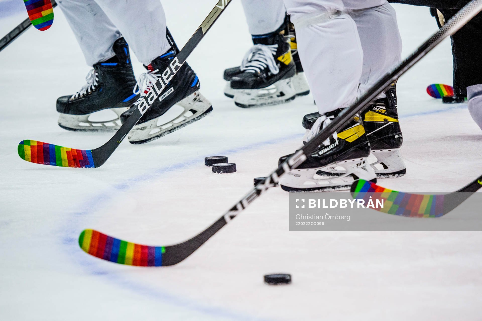 Klubbor med pride-tejp innan ishockeymatchen i SHL mellan