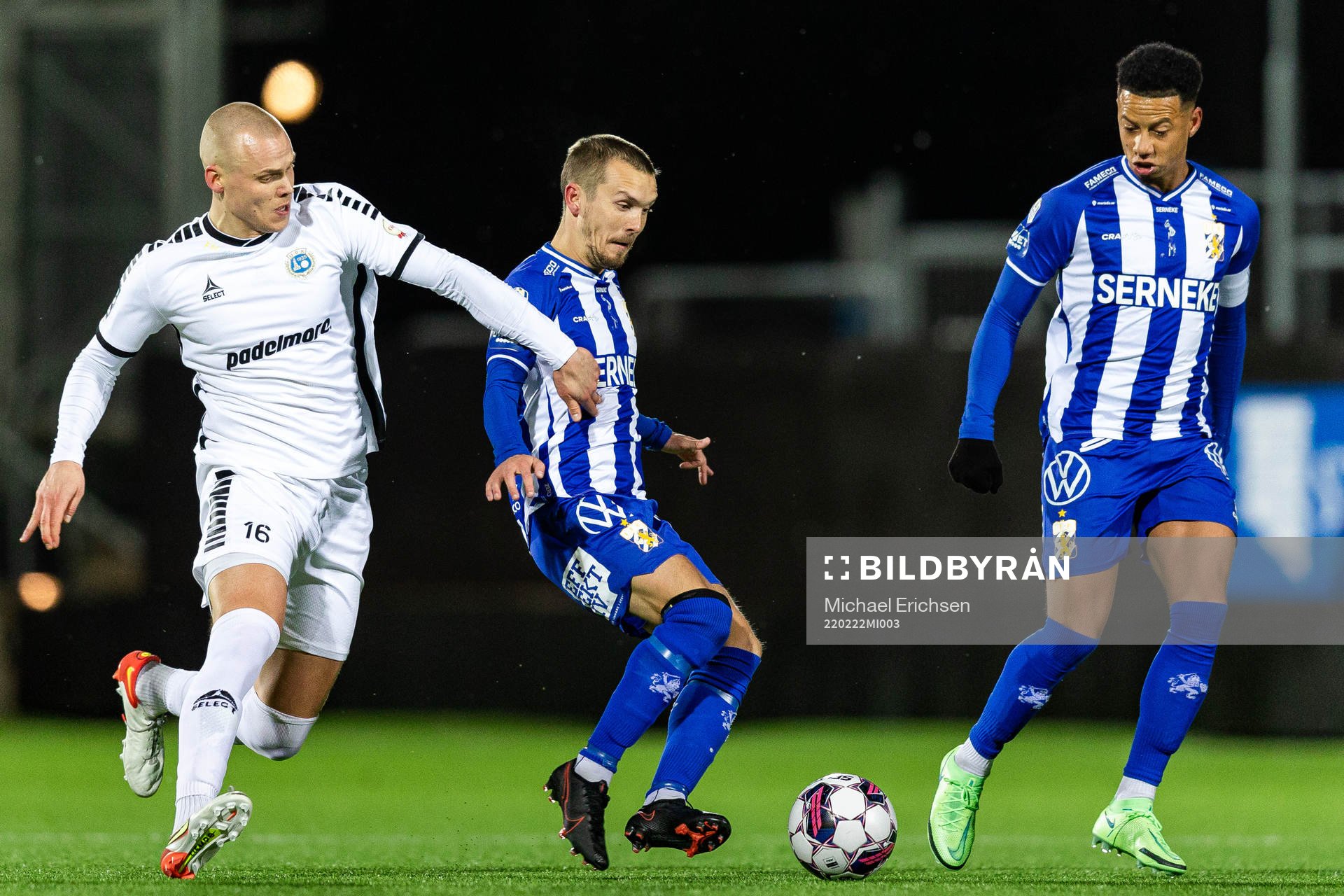 IFK Göteborgs Patrik Karlsson Lagemyr och Tobias Sana under träningsmatchen i fotboll mellan IFK Göteborg och Utsikten den 22 februari 2022 i Göteborg.