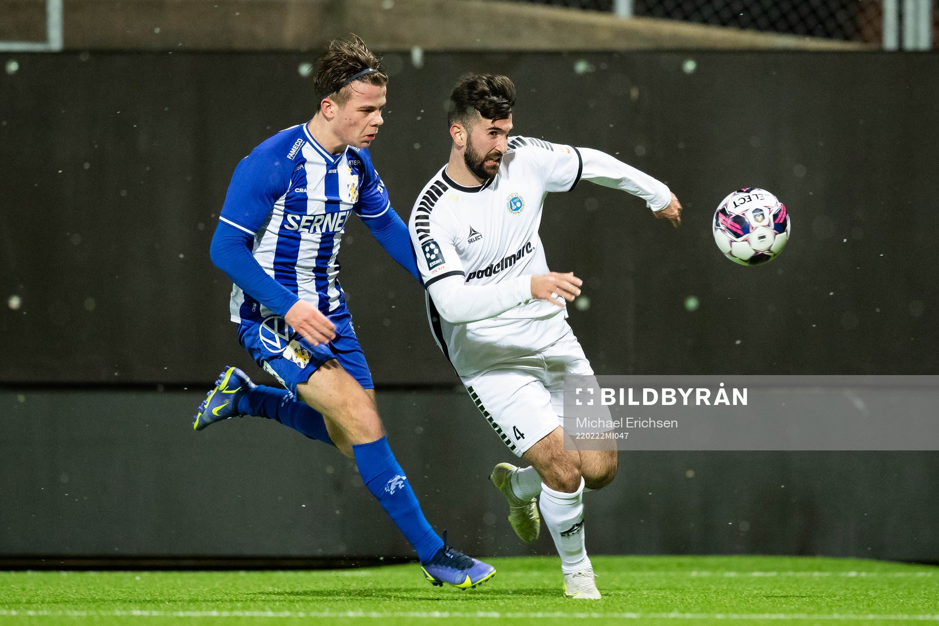 IFK Göteborgs Anton Pärleholt och Utsiktens Allan Mohideen under träningsmatchen i fotboll mellan IFK Göteborg och Utsikten den 22 februari 2022 i Göteborg.