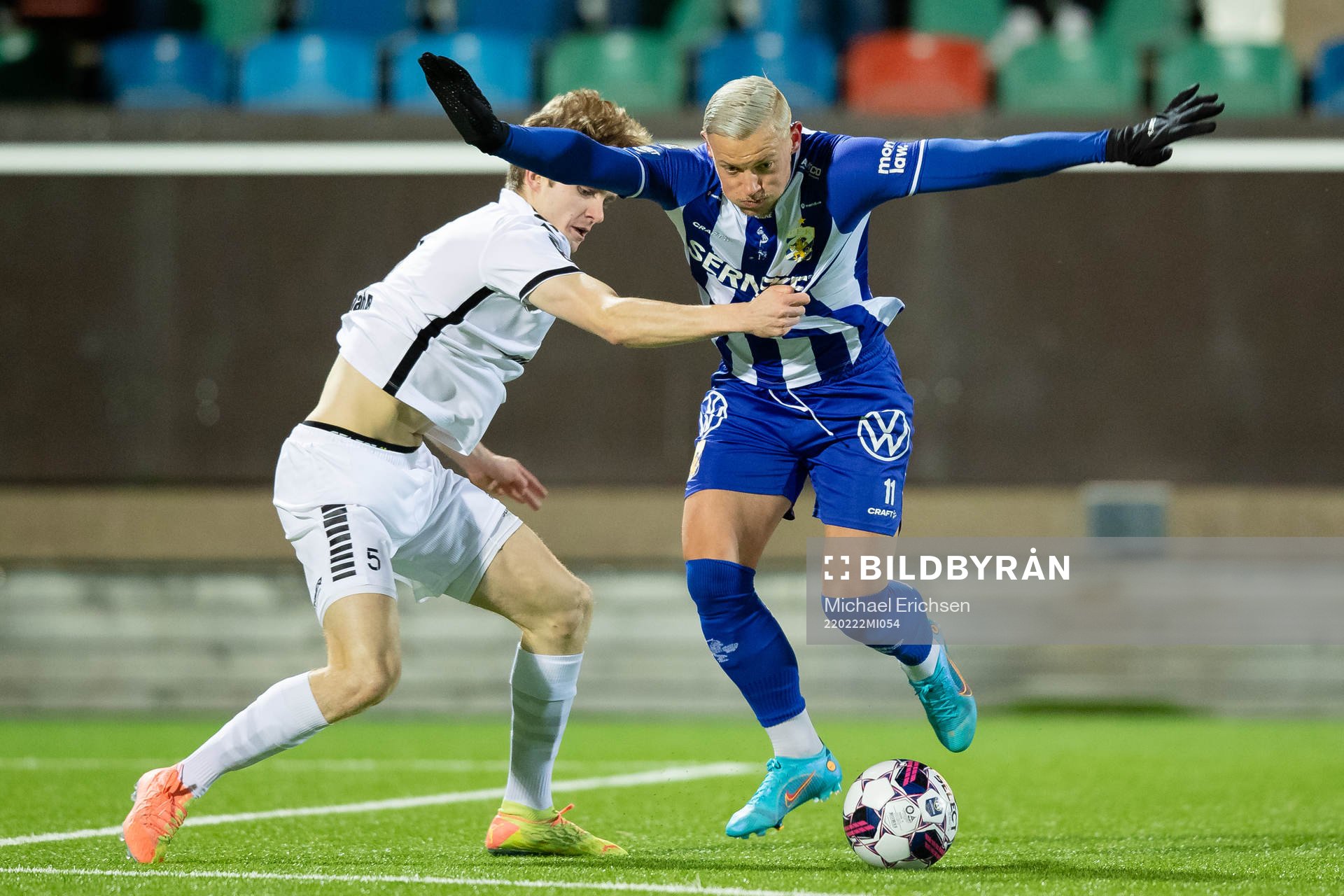 Utsiktens Jakob Hedenquist och IFK Göteborgs Erik Sorga under träningsmatchen i fotboll mellan IFK Göteborg och Utsikten den 22 februari 2022 i Göteborg.