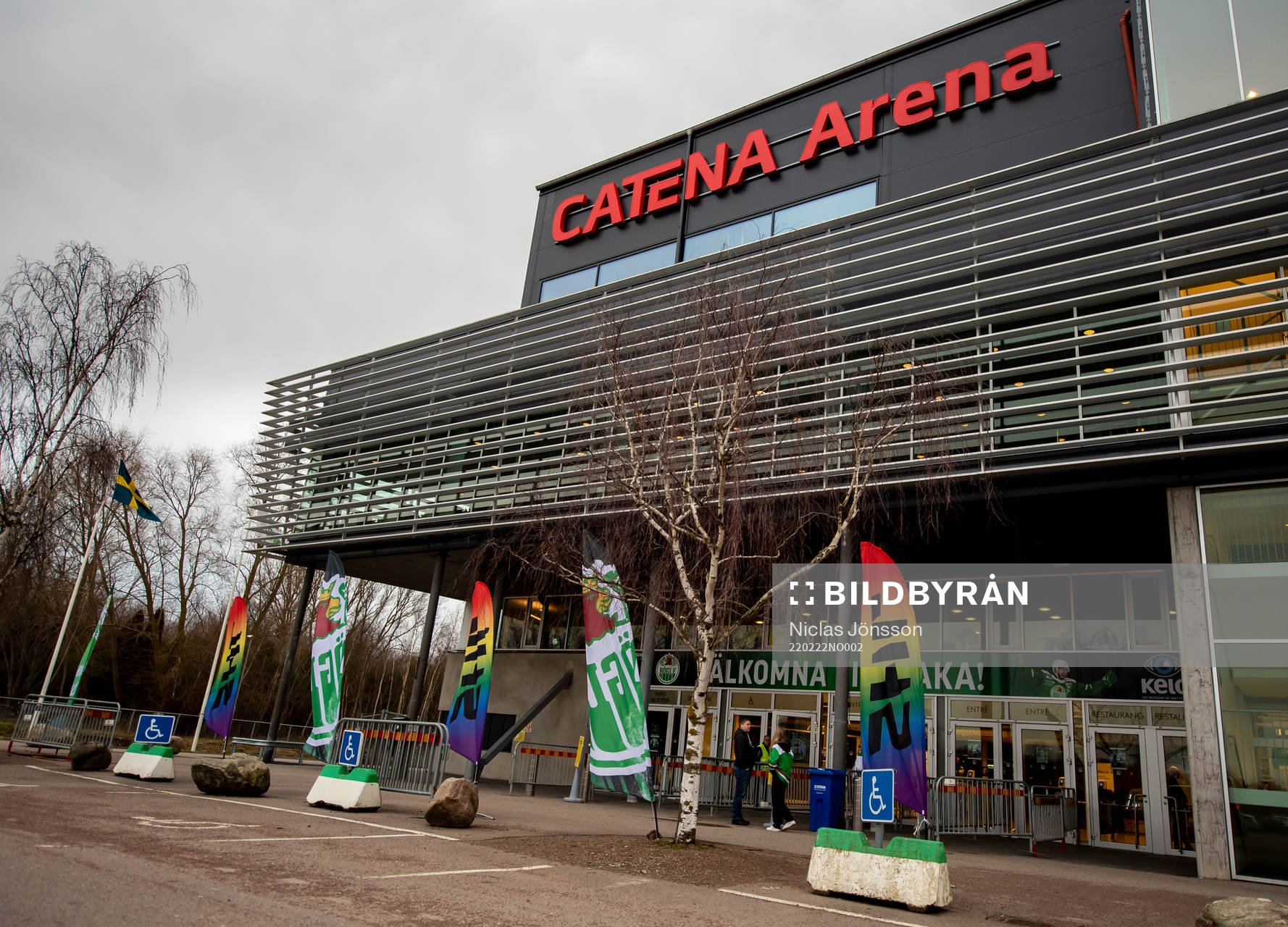 Catena Arena med Pride beachflaggor