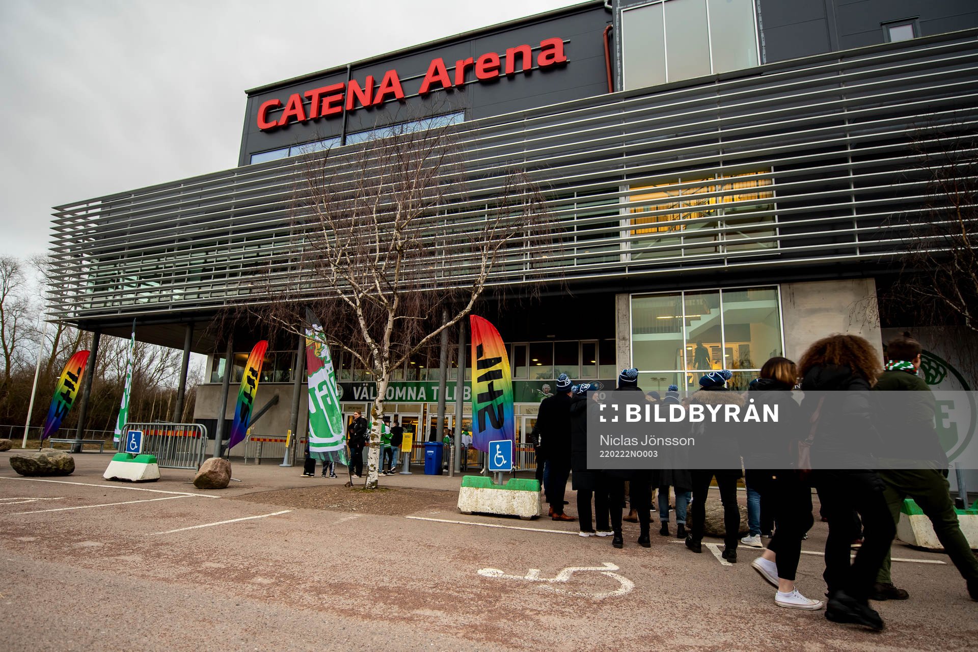 Catena Arena med Pride beachflaggor
