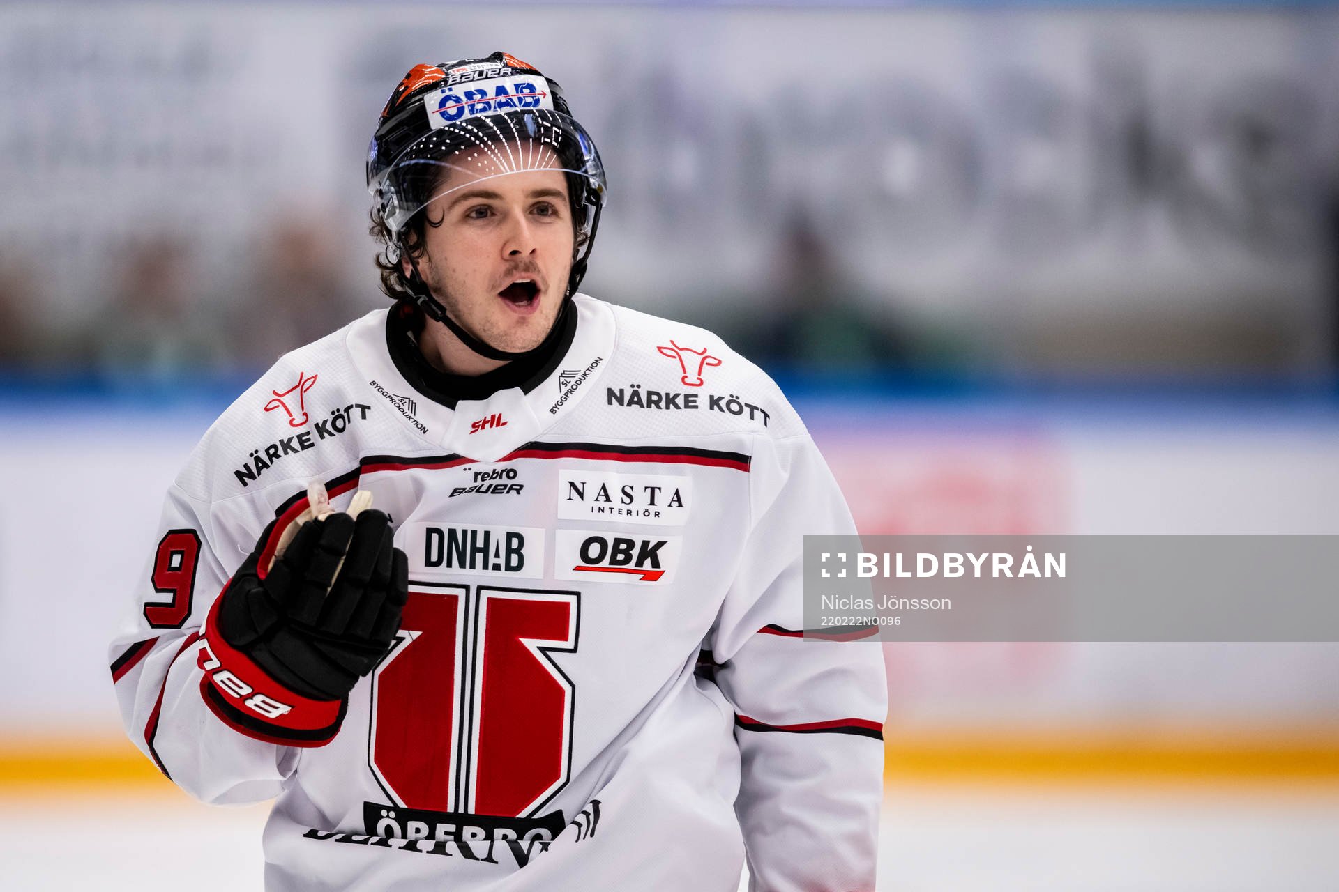 Örebros Nicholas Halloran reagerar på ett domslut