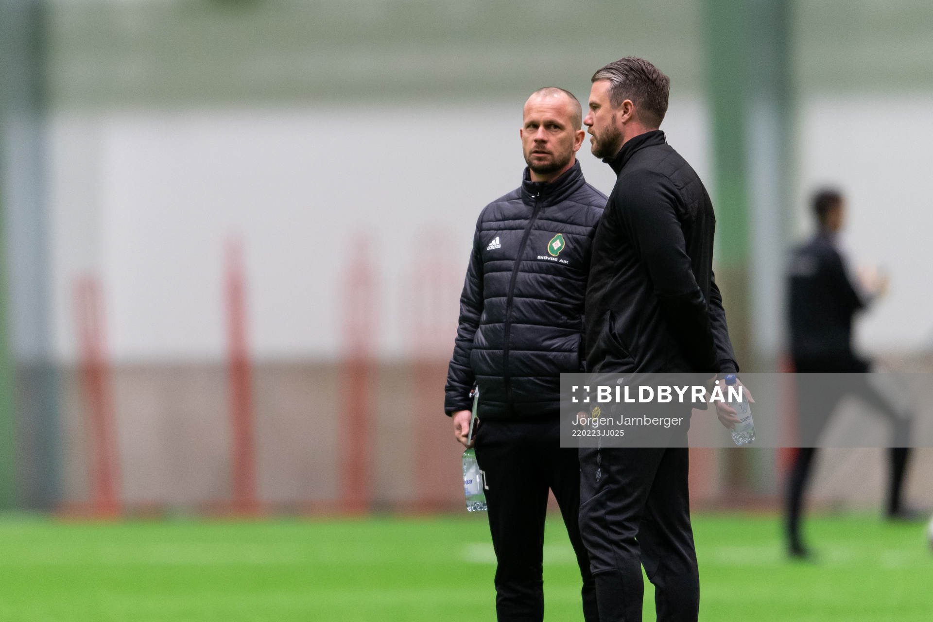 Skövdes tränare Tobias Linderoth och Elfsborgs manager Jimmy Thelin under träningsmatchen i fotboll mellan Elfsborg och Skövde den 23 februari 2022 i Borås.