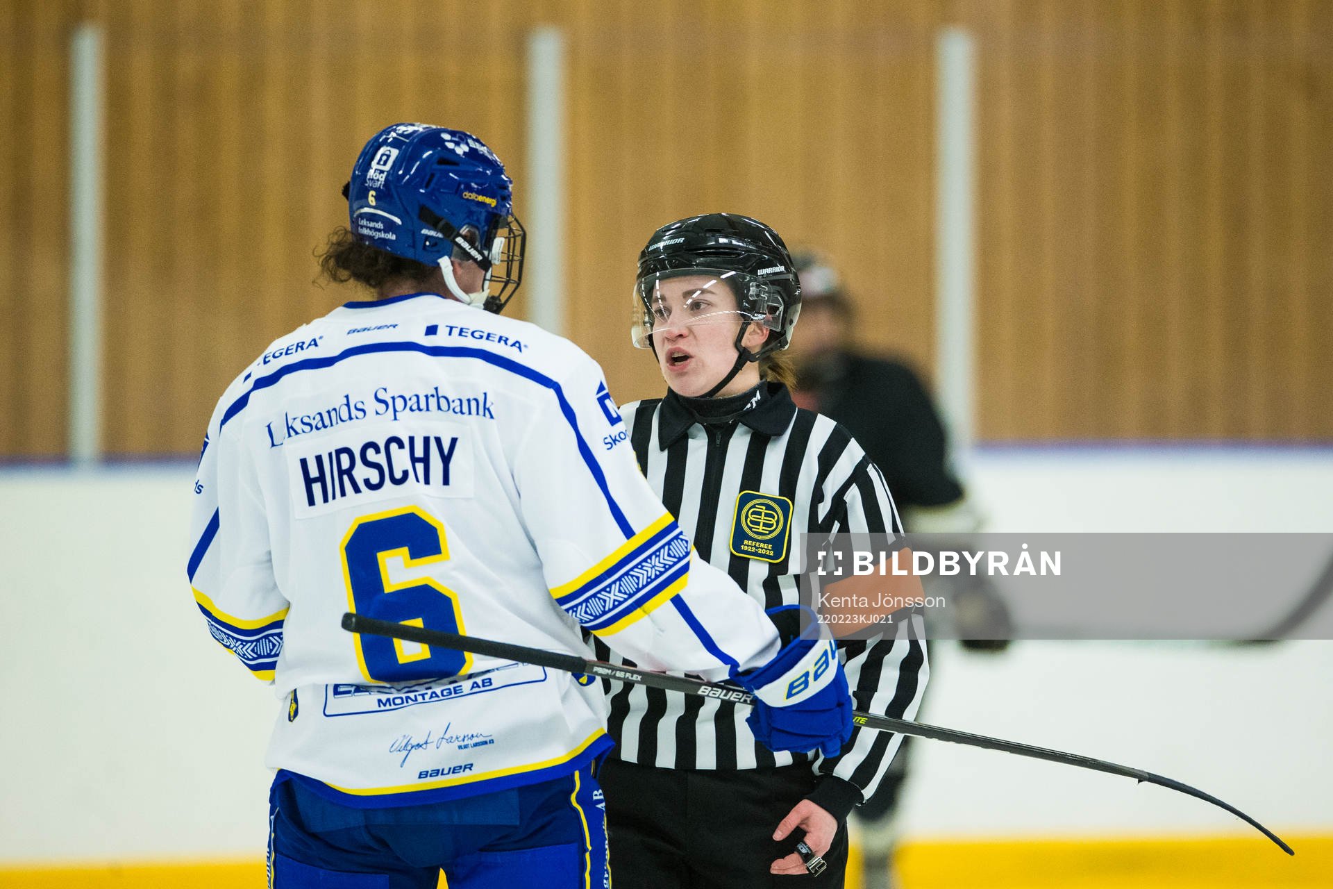 Leksands Gracen Hirschey i diskussion med domare Ida