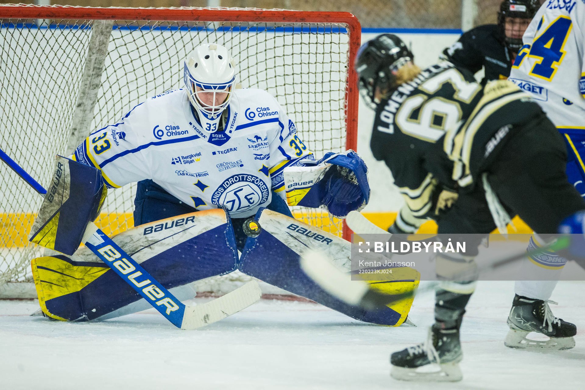Leksands målvakt Amanda Johansson med en räddning på ett
