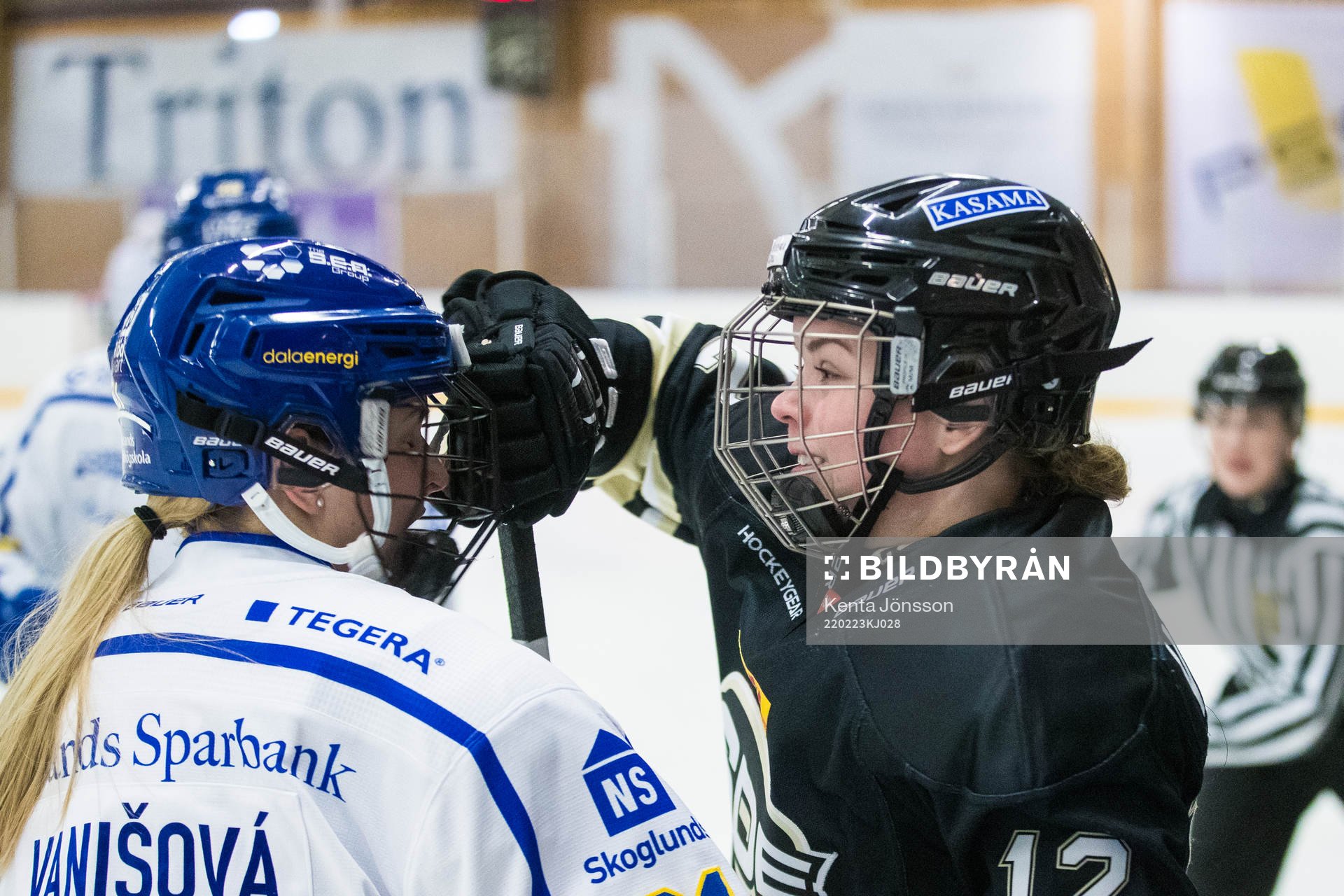 Leksands Tereza Vanisova och SDEs Eva-Maria Verworner i ett