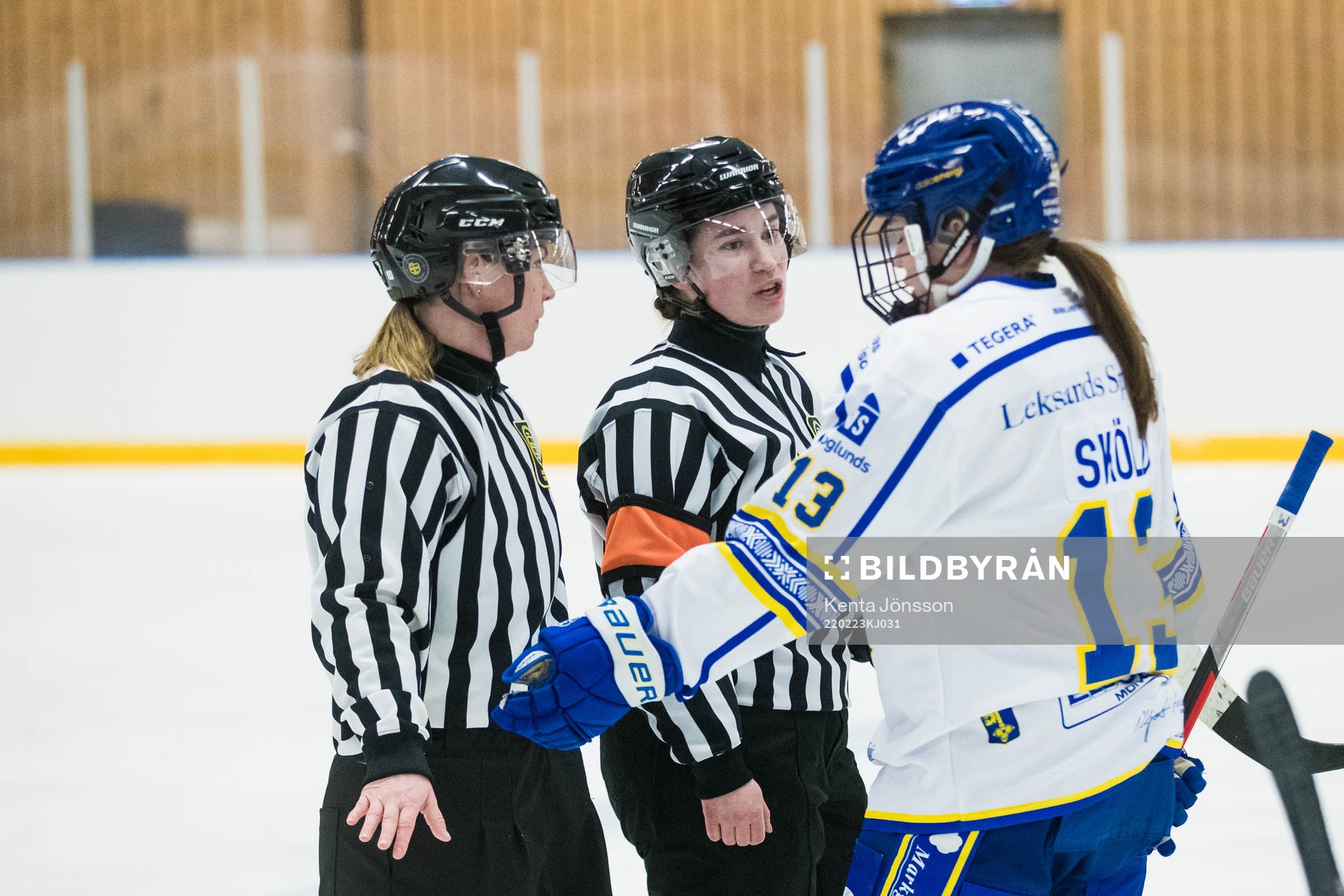 Leksands Hanna Sköld i samtal med domare Ida Henriksson