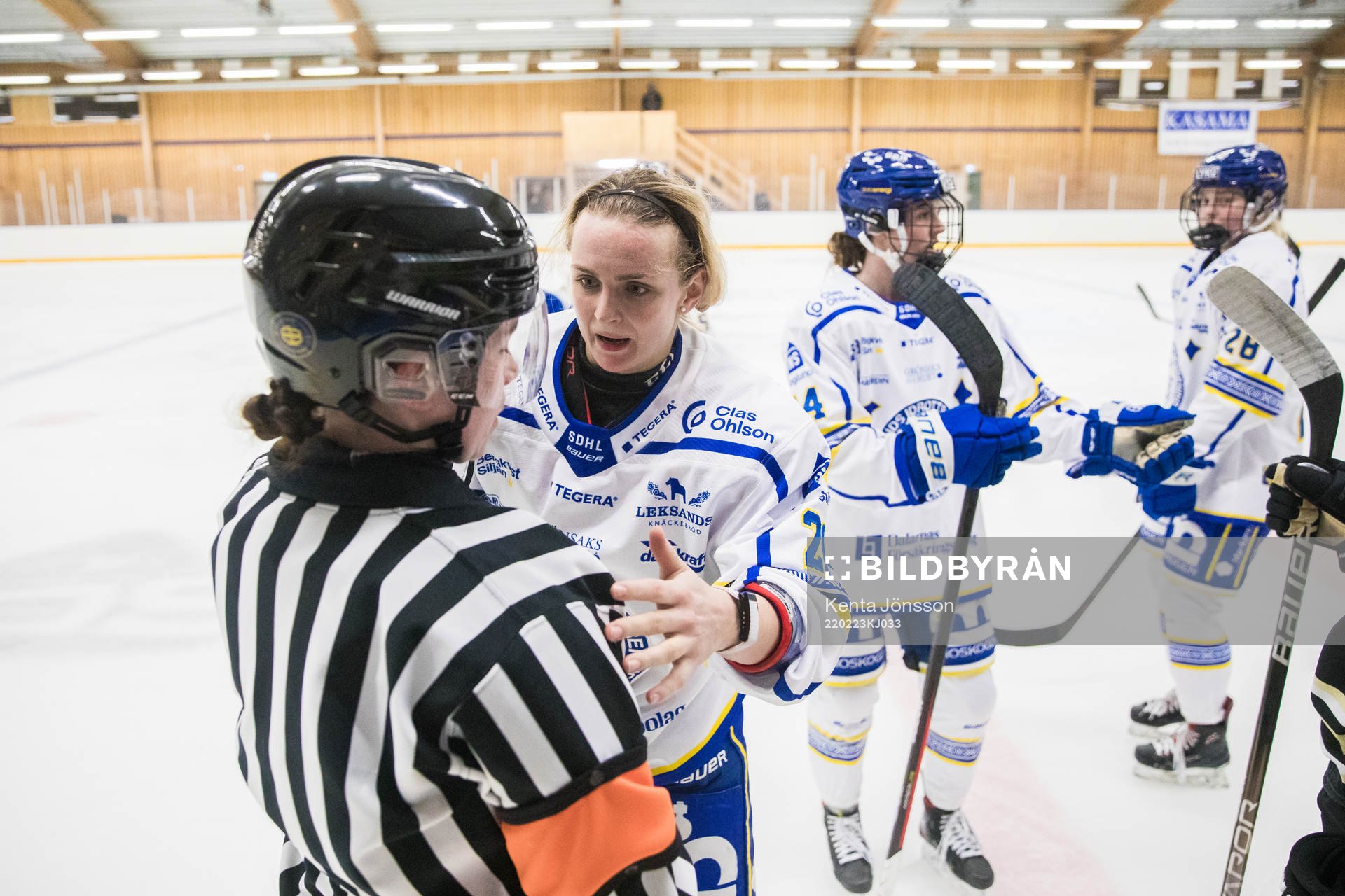 Leksands Tereza Vanisova i samtal med domare Ida Henriksson