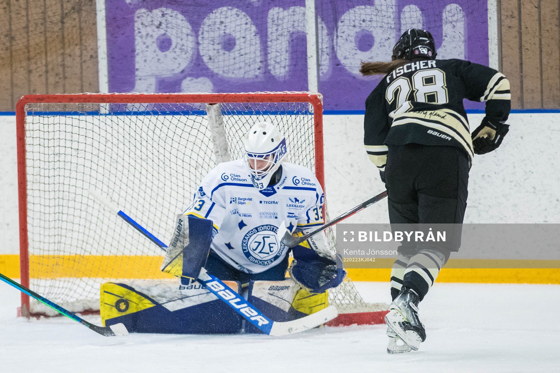 Leksands målvakt Amanda Johansson med e räddning