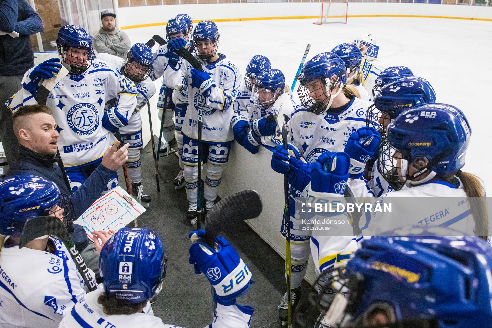 Leksands tränare Mathias Olsson och spelare i en timeout