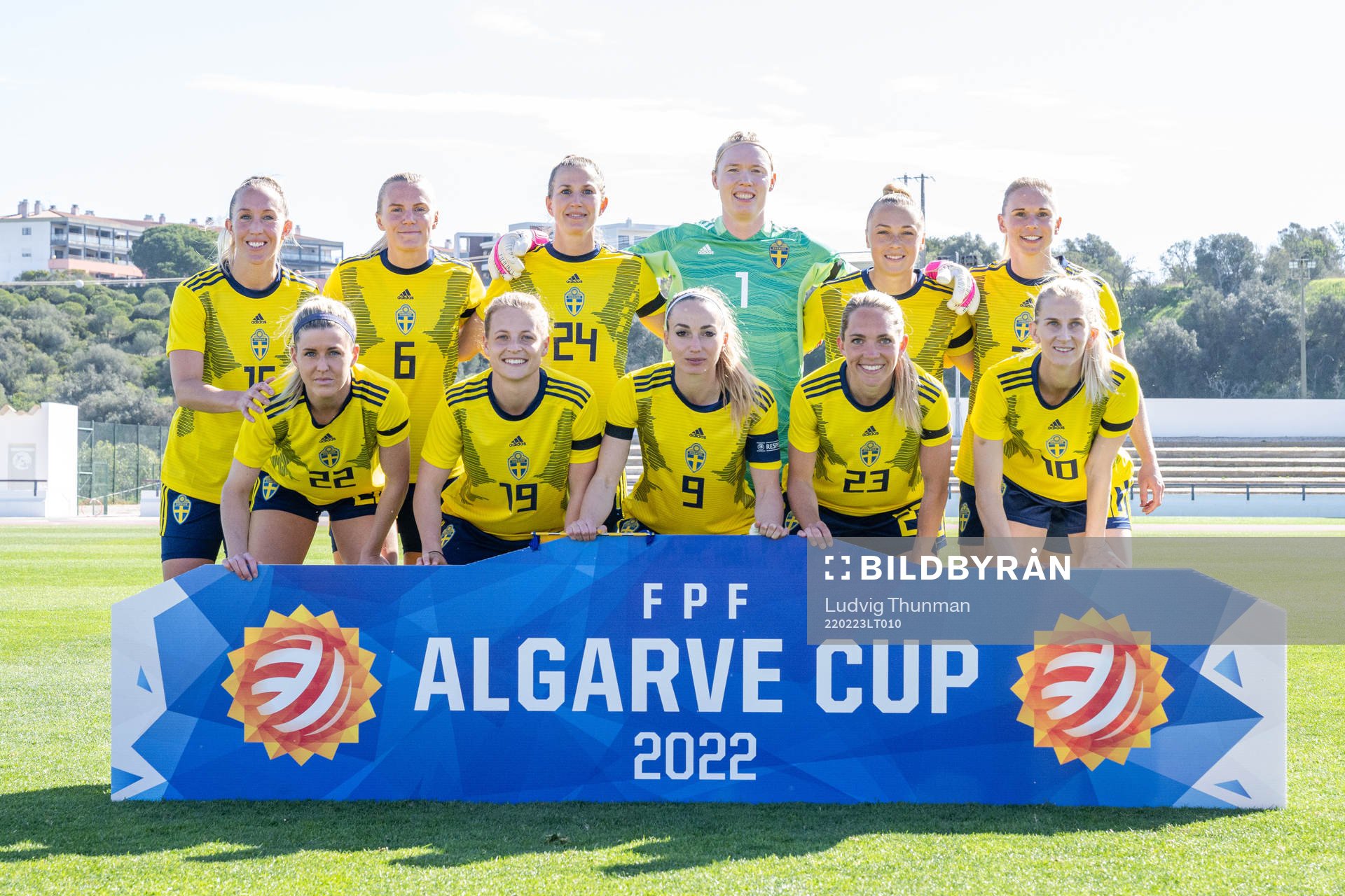 The starting eleven of Sweden pose a photo